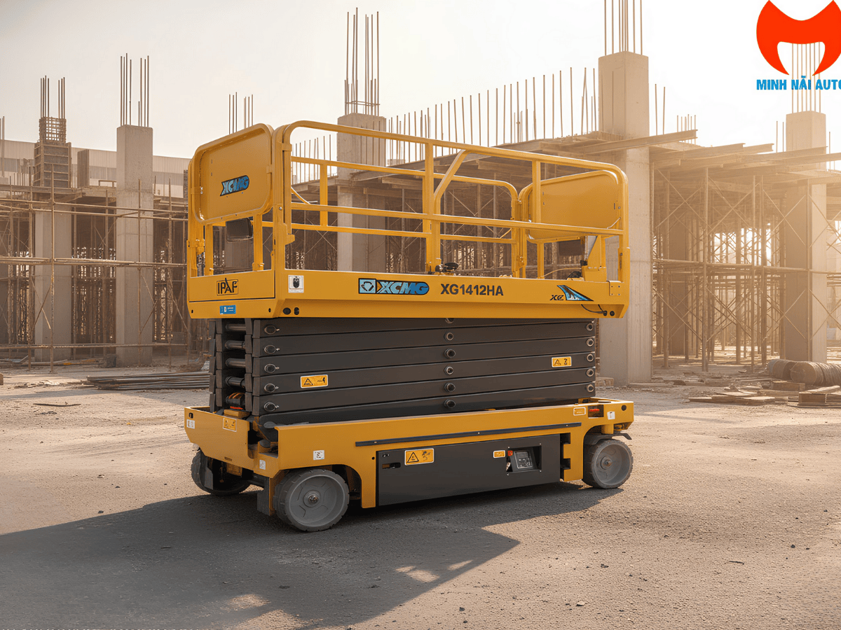 Xe nâng người cắt kéo 14m XCMG XG1412HA đang làm việc hiệu quả trong nhà xưởng.