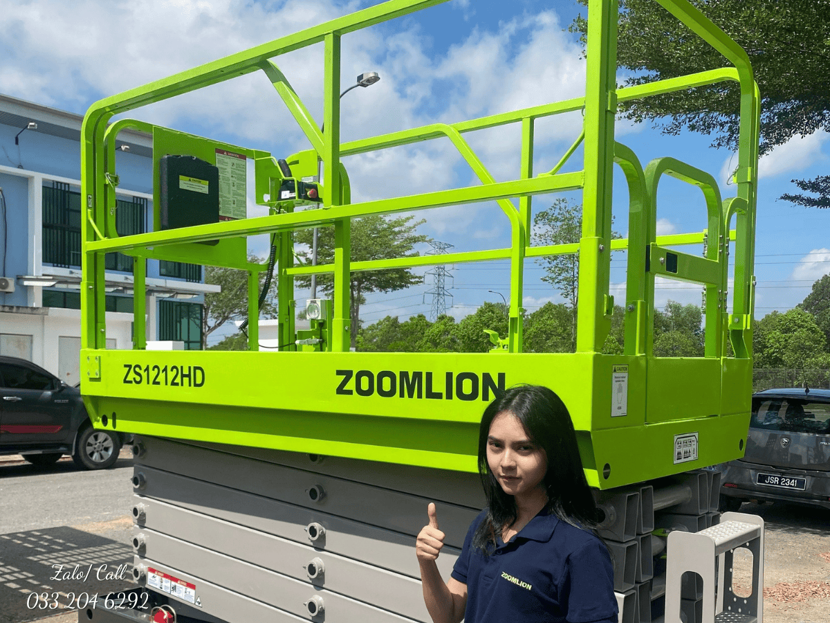 Xe nâng người cắt kéo chạy điện Zoomlion ZS0808DC đang hỗ trợ lắp đặt hệ thống phòng cháy chữa cháy trên trần nhà kho.