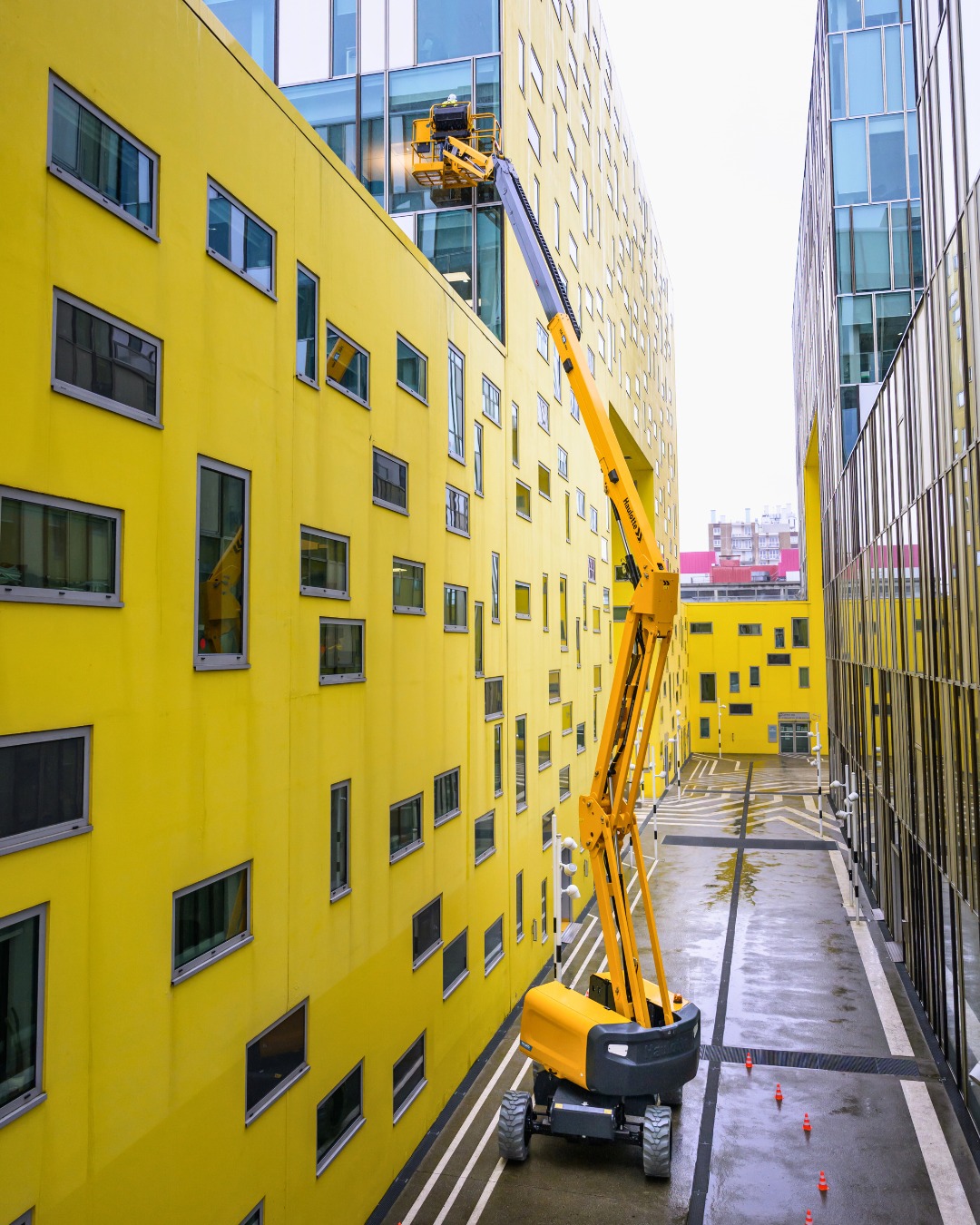 Xe nâng người Haulotte HA20RTJ vươn cần Z-boom để tiếp cận vị trí làm việc trên cao một cách linh hoạt.