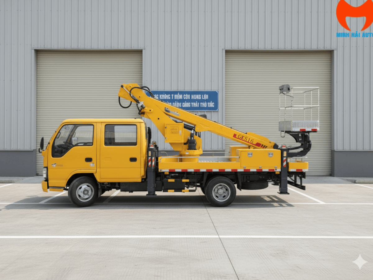 Xe nâng người tự hành 16m JMC-XCMG màu trắng đang vươn cần làm việc.