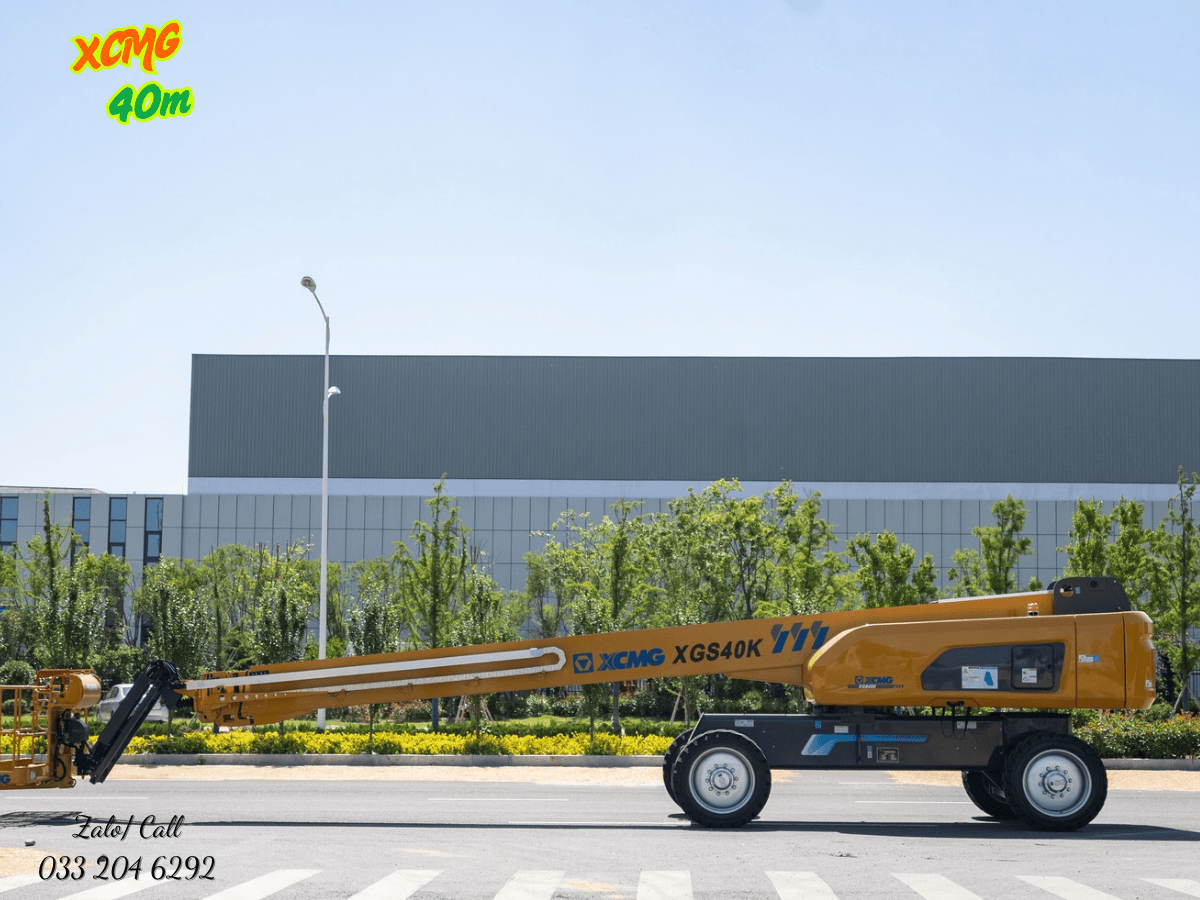 Xe nâng người XCMG 40m XGS40 đang vươn cần mạnh mẽ tại công trường xây dựng một tòa nhà cao tầng, thể hiện khả năng tiếp cận độ cao vượt trội.