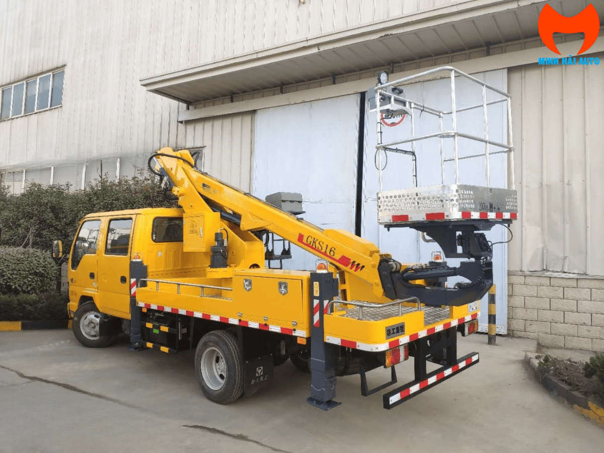 Xe ô tô nâng người 16m XCMG lắp trên xe cơ sở JMC cabin kép.