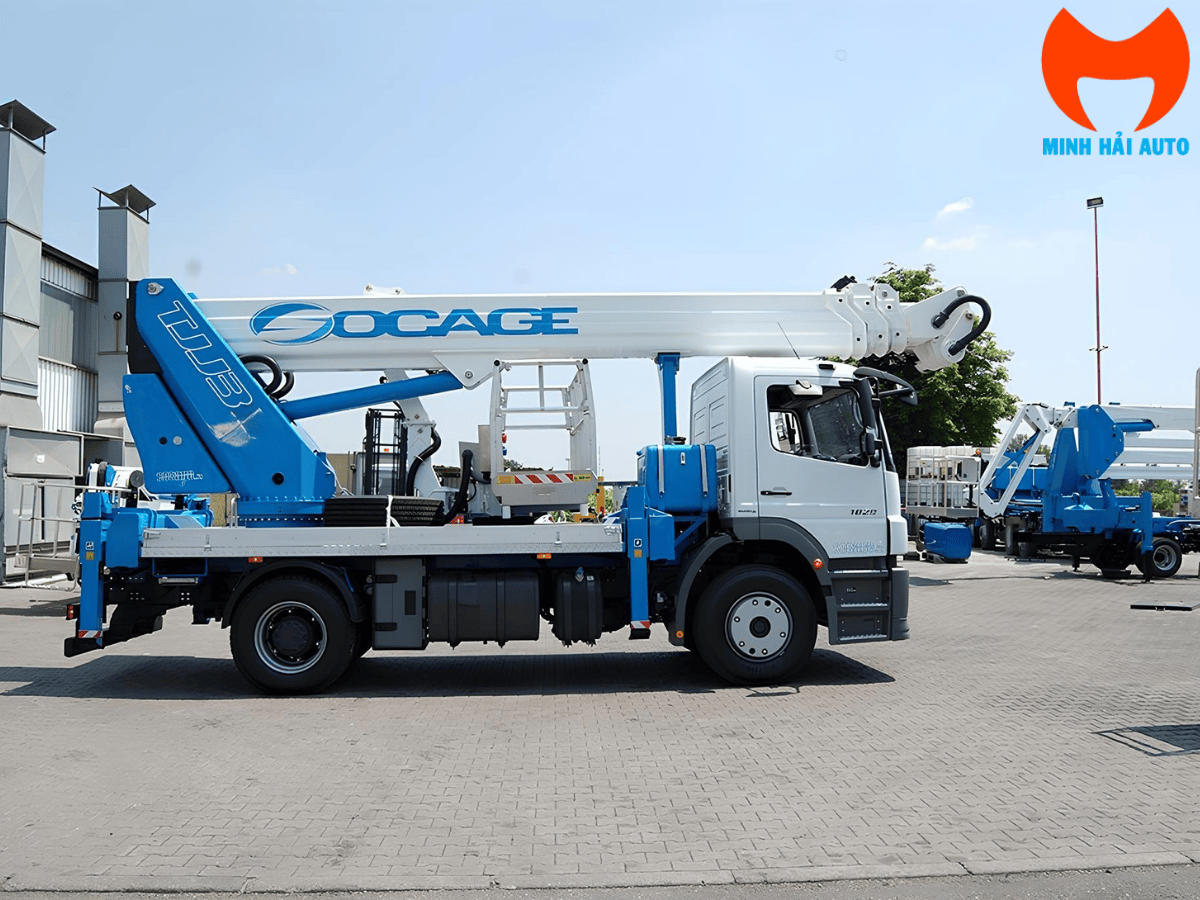 Xe ô tô nâng người 35m nhập khẩu Italia với cần ống lồng và jib phụ đang vươn ra tại công trường.