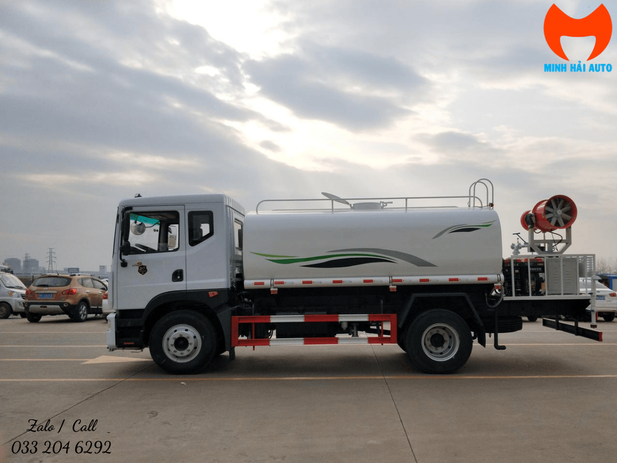 Xe phun sương 12 khối Dongfeng đang thực hiện nhiệm vụ dập bụi tại một khu công nghiệp.