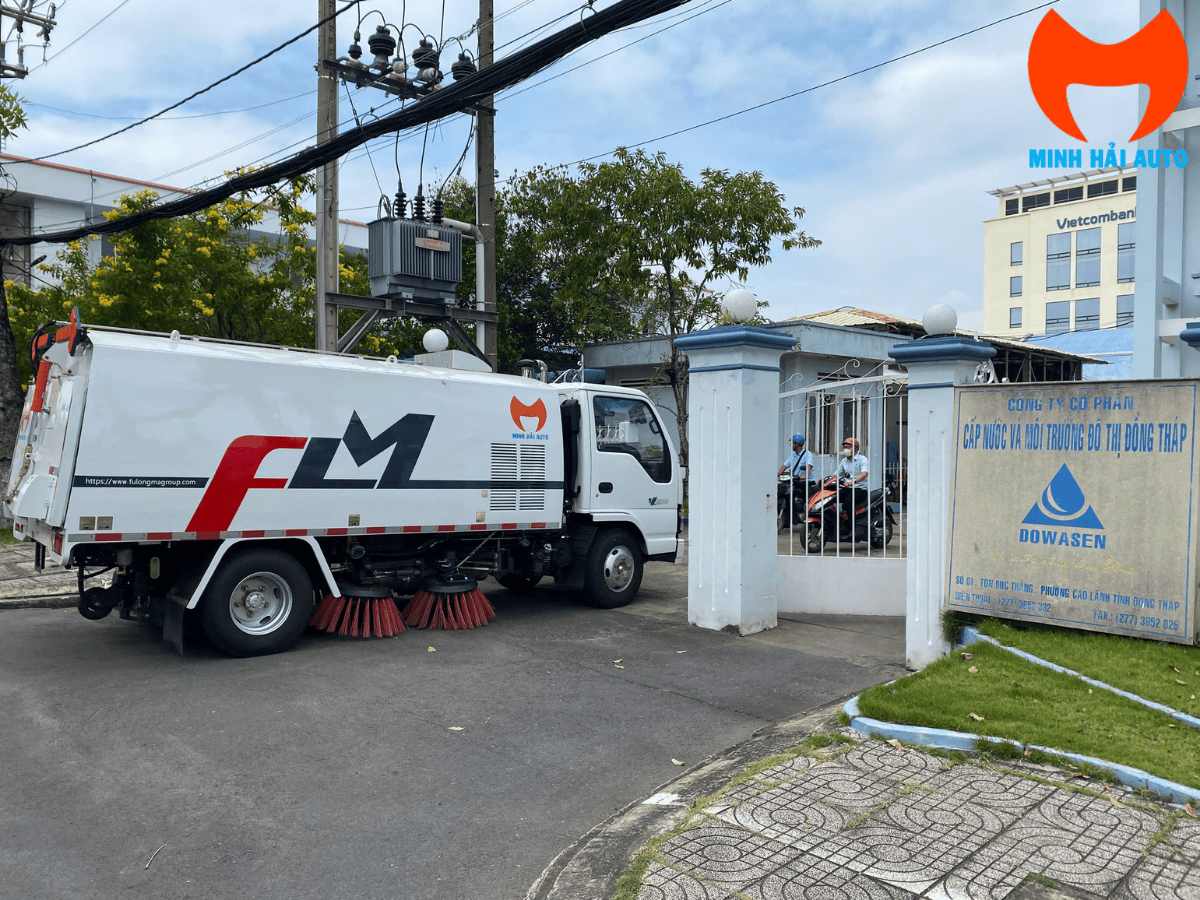Xe quét 5 khối Fulongma đang hoạt động trên đường phố.