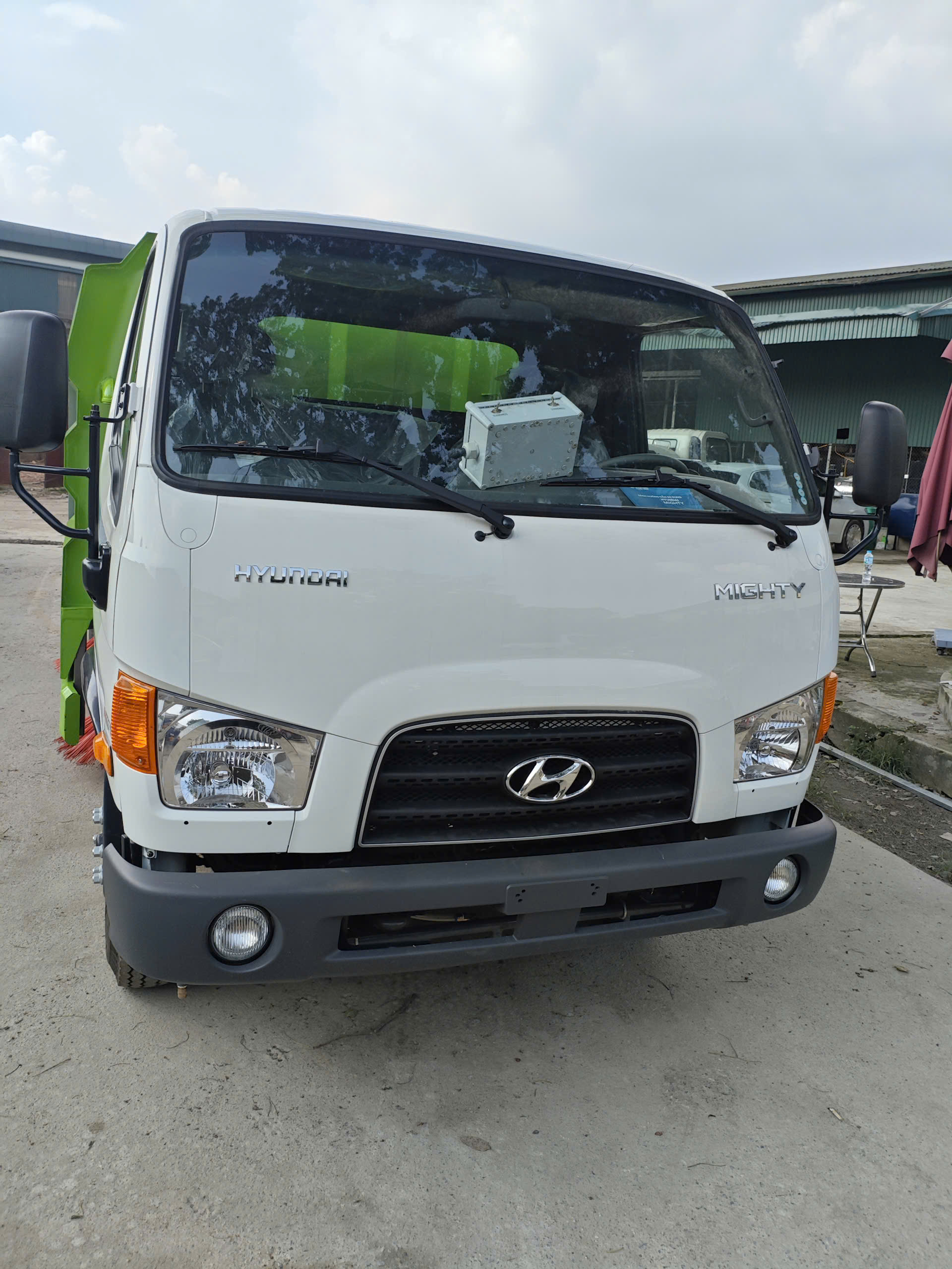 xe quét rác 5 khối hệ thống chổi quét và bề rộng quét 3000mm