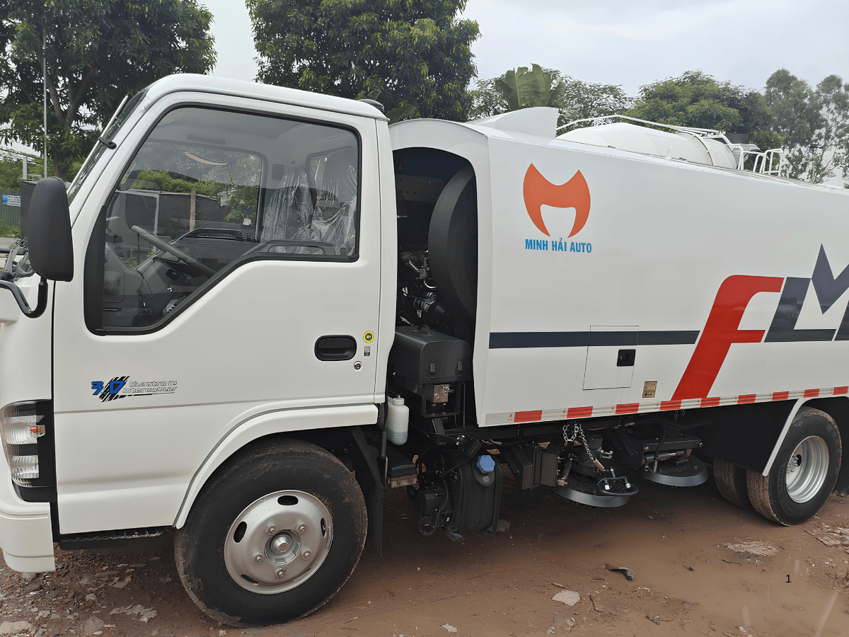 Xe quét rác hút bụi 4.5 khối đang hoạt động hiệu quả trên đường phố.