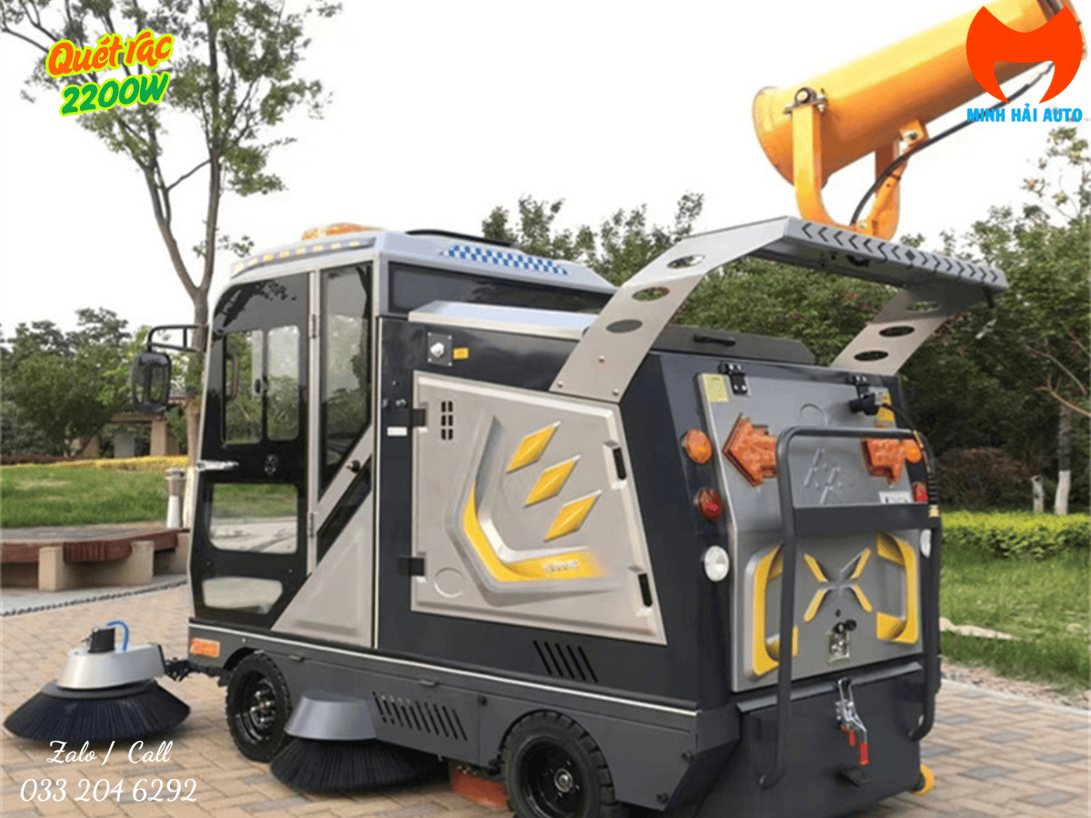 Xe quét rác ngồi lái hoạt động trong môi trường thực tế