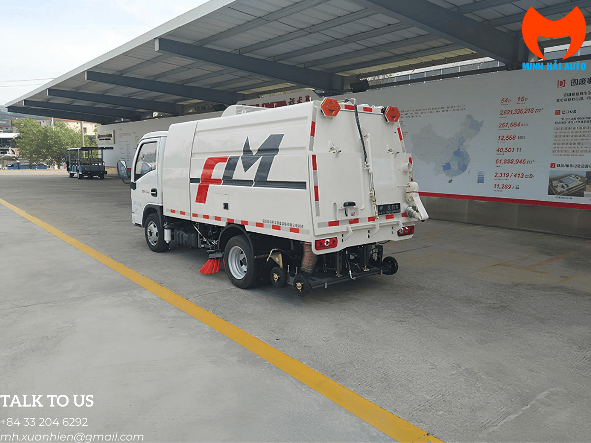 Xe rửa quét đường 2.9 khối Fulongma FLM5040TXSNJ6L làm sạch tại khu công nghiệp.
