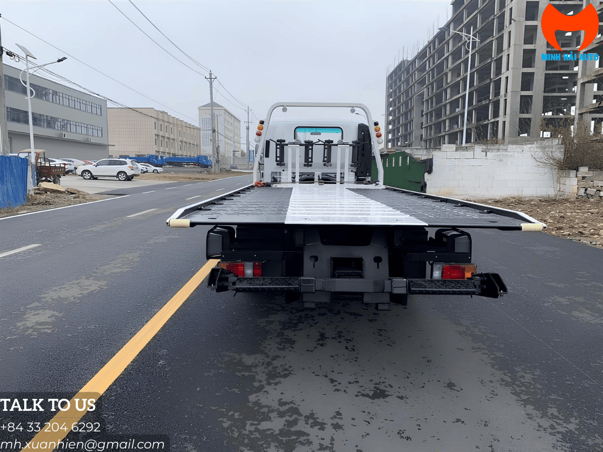 Xe sàn chở 3 tấn tích hợp càng kéo underlift và tời 30kN, là giải pháp cứu hộ đa năng để vận chuyển xe du lịch và SUV.