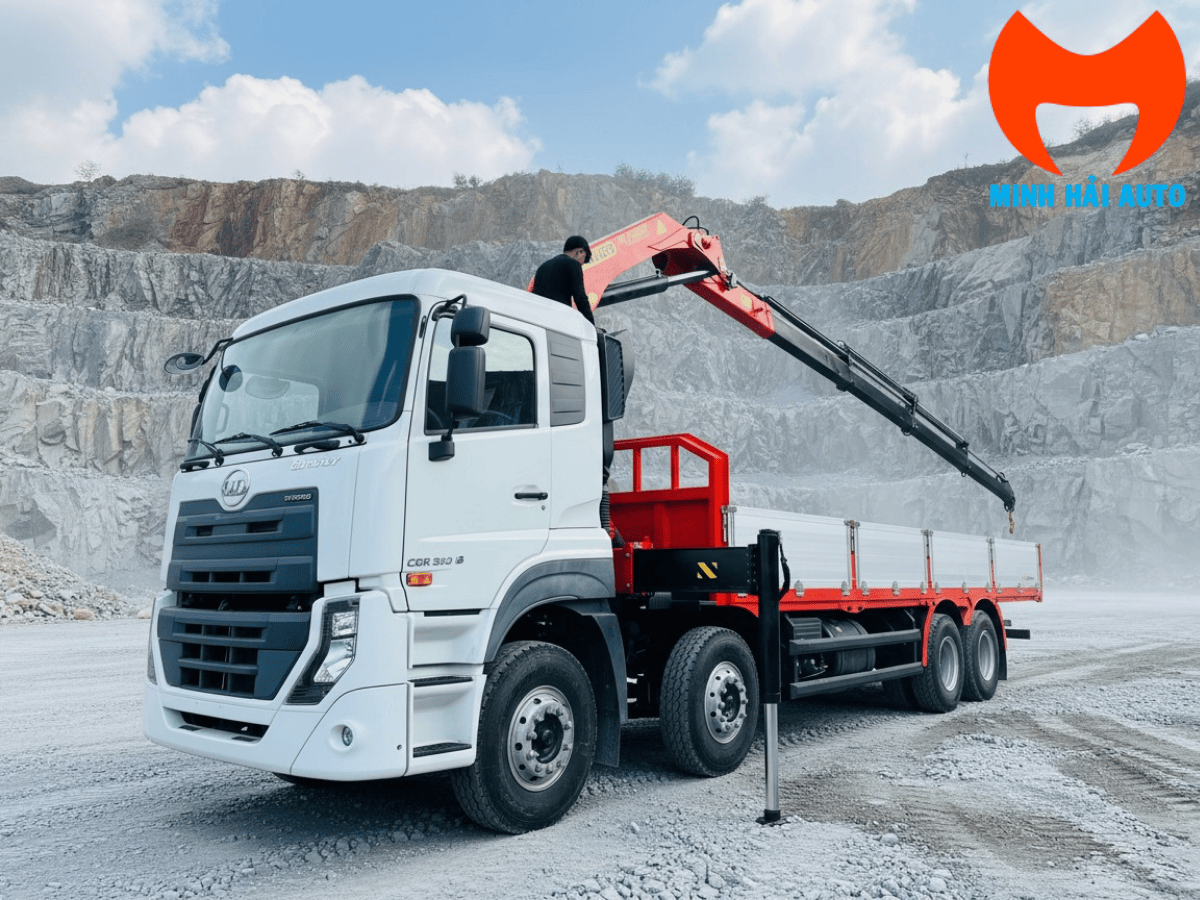 Xe tải 3 chân lắp cẩu Palfinger PK11002 với thùng hàng dài 8.64m và tải trọng cho phép 14.7 tấn.