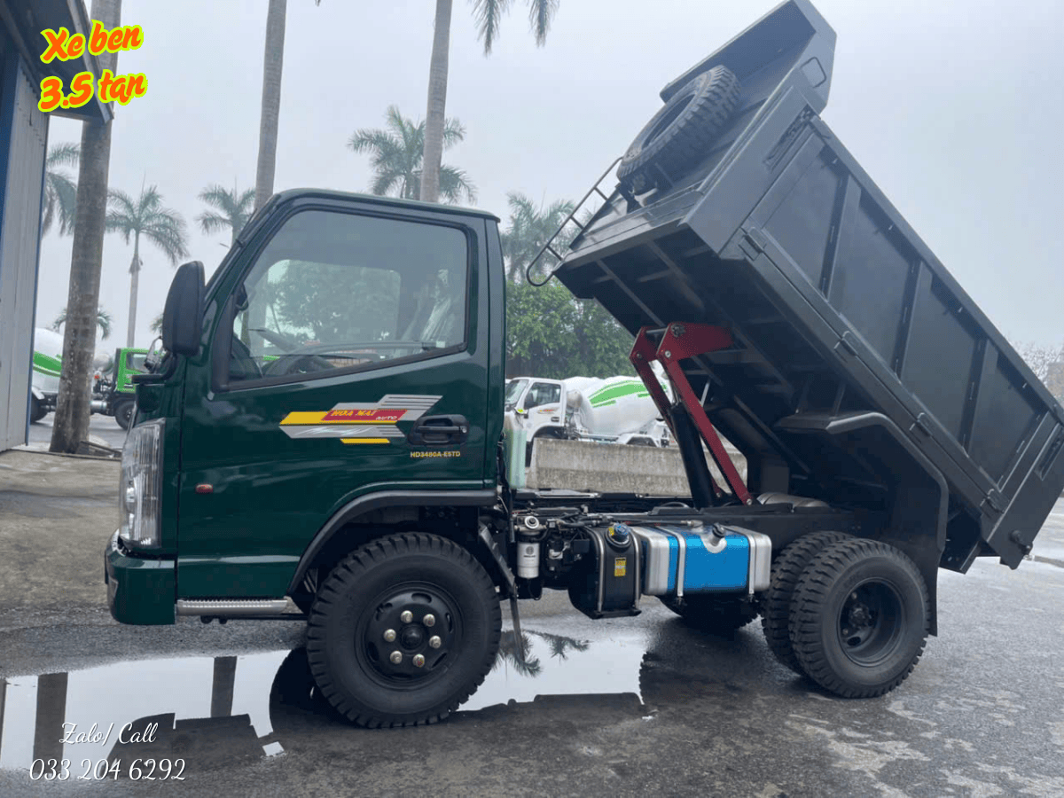 Xe tải ben Hoa Mai 3.48 tấn đang thực hiện thao tác đổ vật liệu xây dựng tại một công trường.
