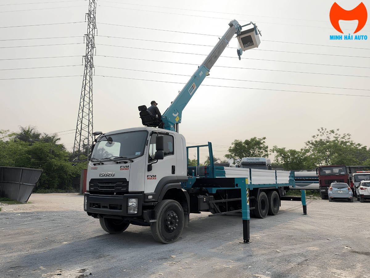 Xe tải cẩu Isuzu FVR34LE5 đang thực hiện nâng hạ kiện vật liệu xây dựng tại một dự án, thể hiện khả năng vận hành ổn định.