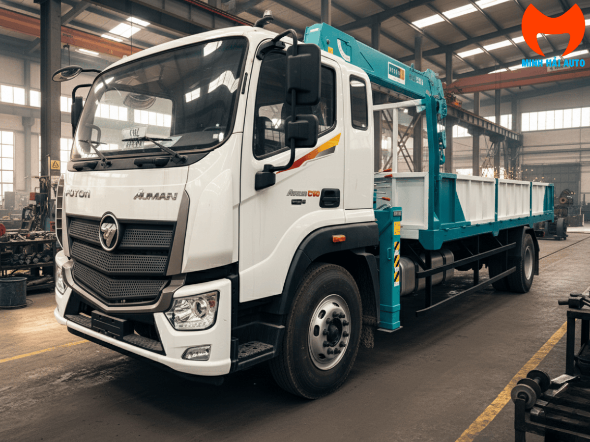 Xe tải cẩu Thaco C160 đang vươn cần cẩu 6 tấn HLC-7016 để nâng hạ hàng hóa tại công trường.