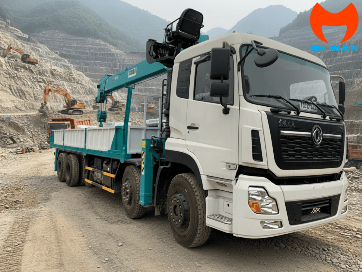 Xe tải Dongfeng 5 chân đang vươn cần cẩu Hyundai 12 tấn, thể hiện sức mạnh và tầm vươn xa tại công trường.