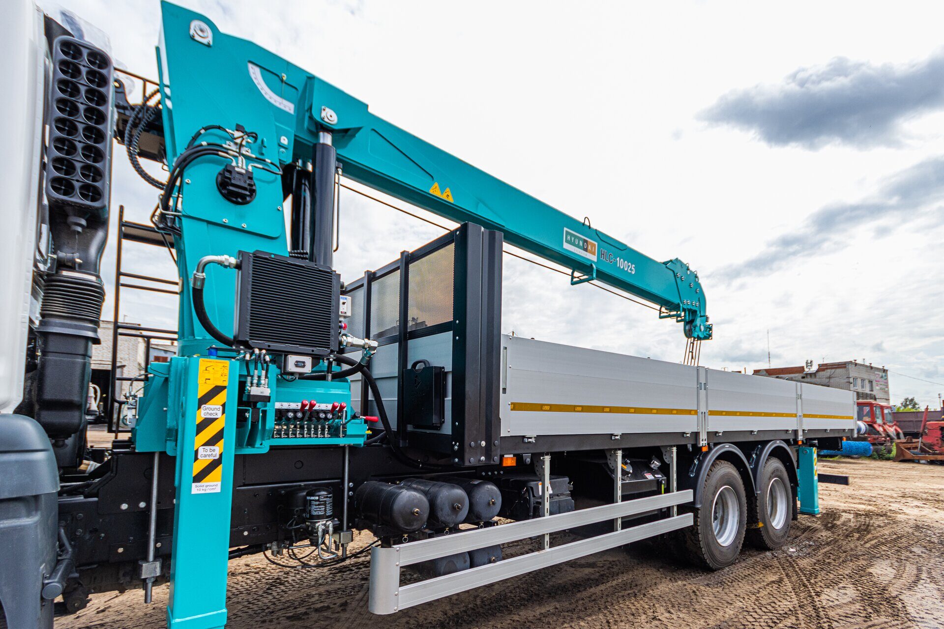 Xe tải gắn cẩu 10 tấn daewoo