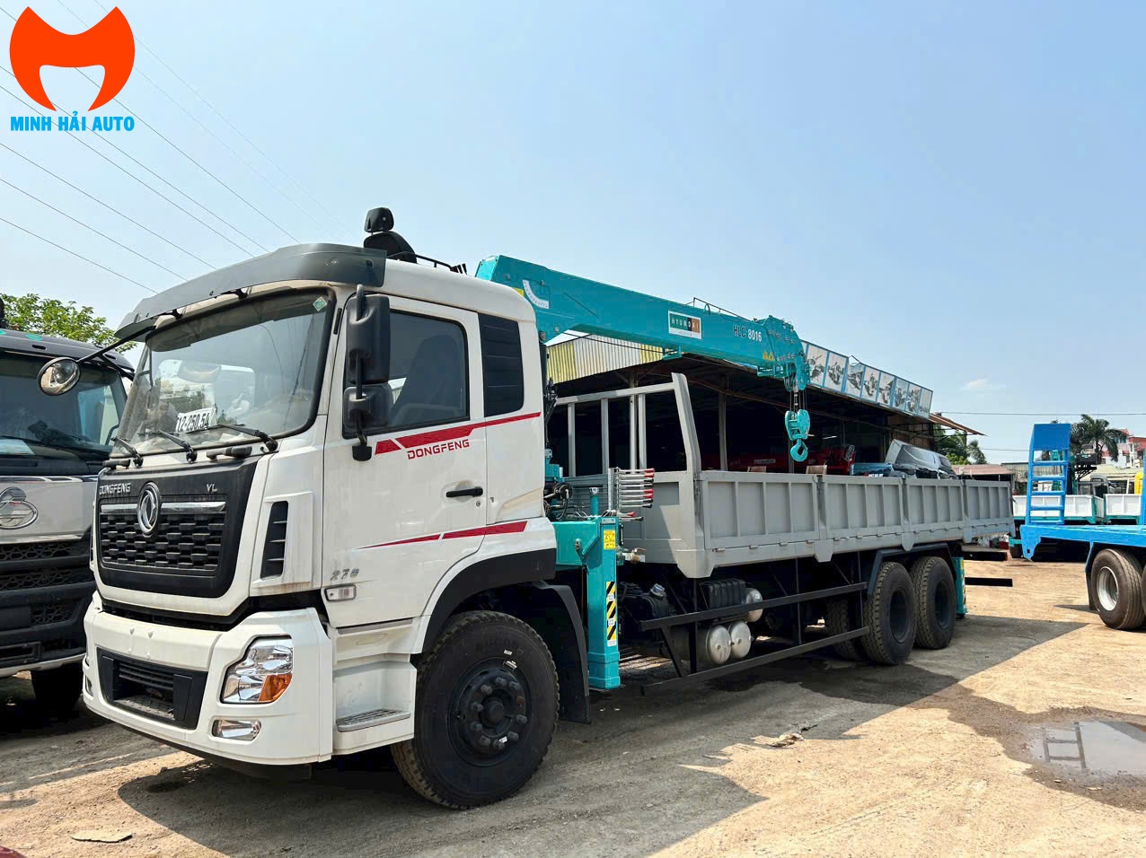 Xe tải gắn cẩu 8 tấn Dongfeng Hoàng Huy gắn cẩu Hyundai Everdigm HLC-8016 đang vận hành tại công trường.