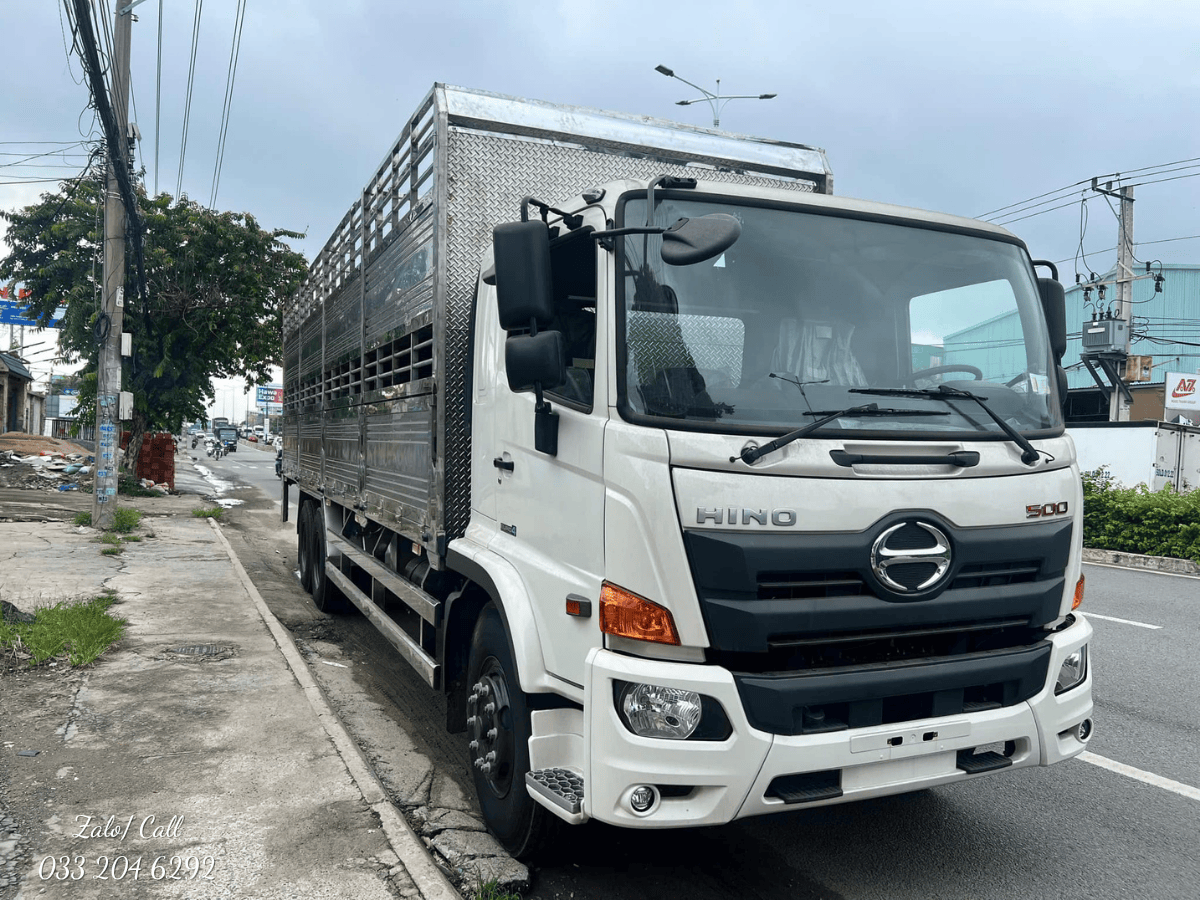 Xe tải Hino 500 FC 6.5 tấn thùng kín đang giao hàng linh hoạt trong khu vực nội thành TPHCM.