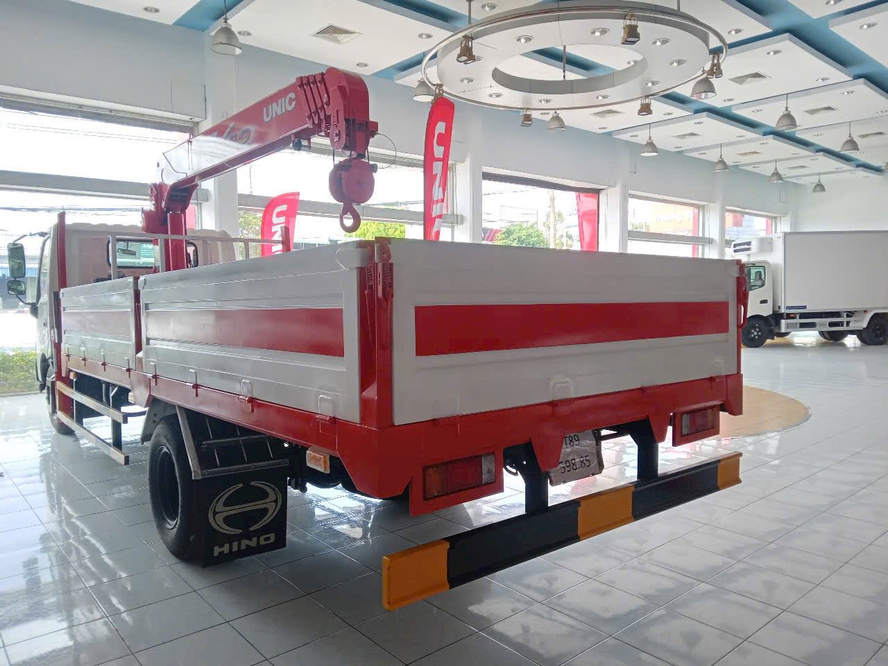 Xe tải Hino 500 FG được lắp đặt cẩu tự hành Unic 5 tấn, một giải pháp xe chuyên dùng phổ biến.