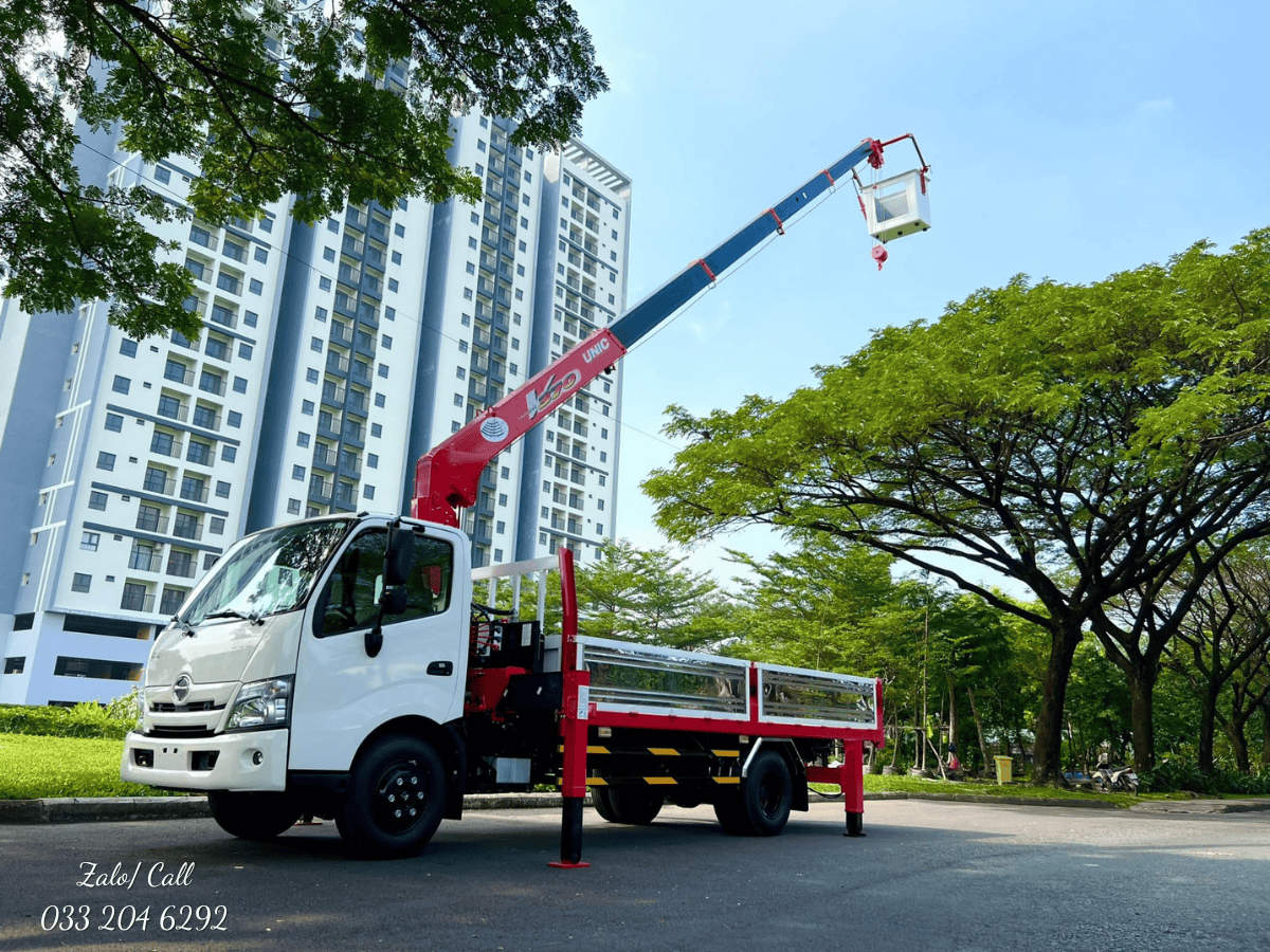 Xe tải Hino 500 FG phiên bản thùng siêu dài 10m vận chuyển hàng hóa trên cao tốc Bắc - Nam.