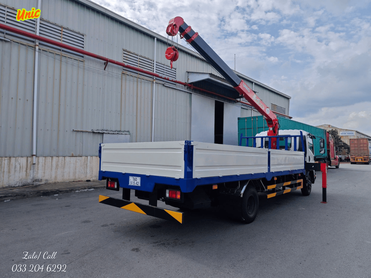 Xe tải Hino 500 gắn cẩu Unic 5 tấn đang nâng vật liệu xây dựng tại một công trình ở Việt Nam.