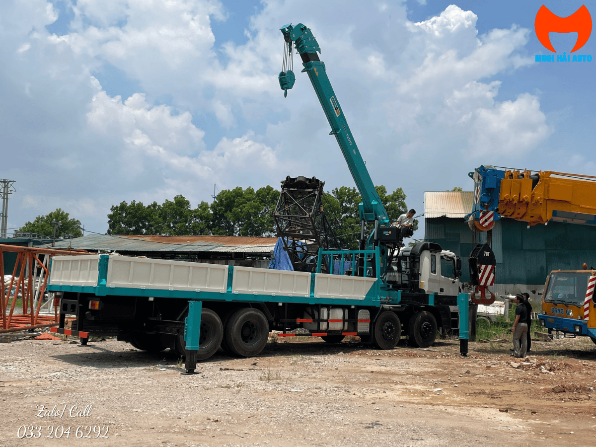 Xe tải Hyundai gắn cẩu tự hành 15 tấn Hyundai Everdigm HLC-12015ACE đang mở rộng cần tại công trường.