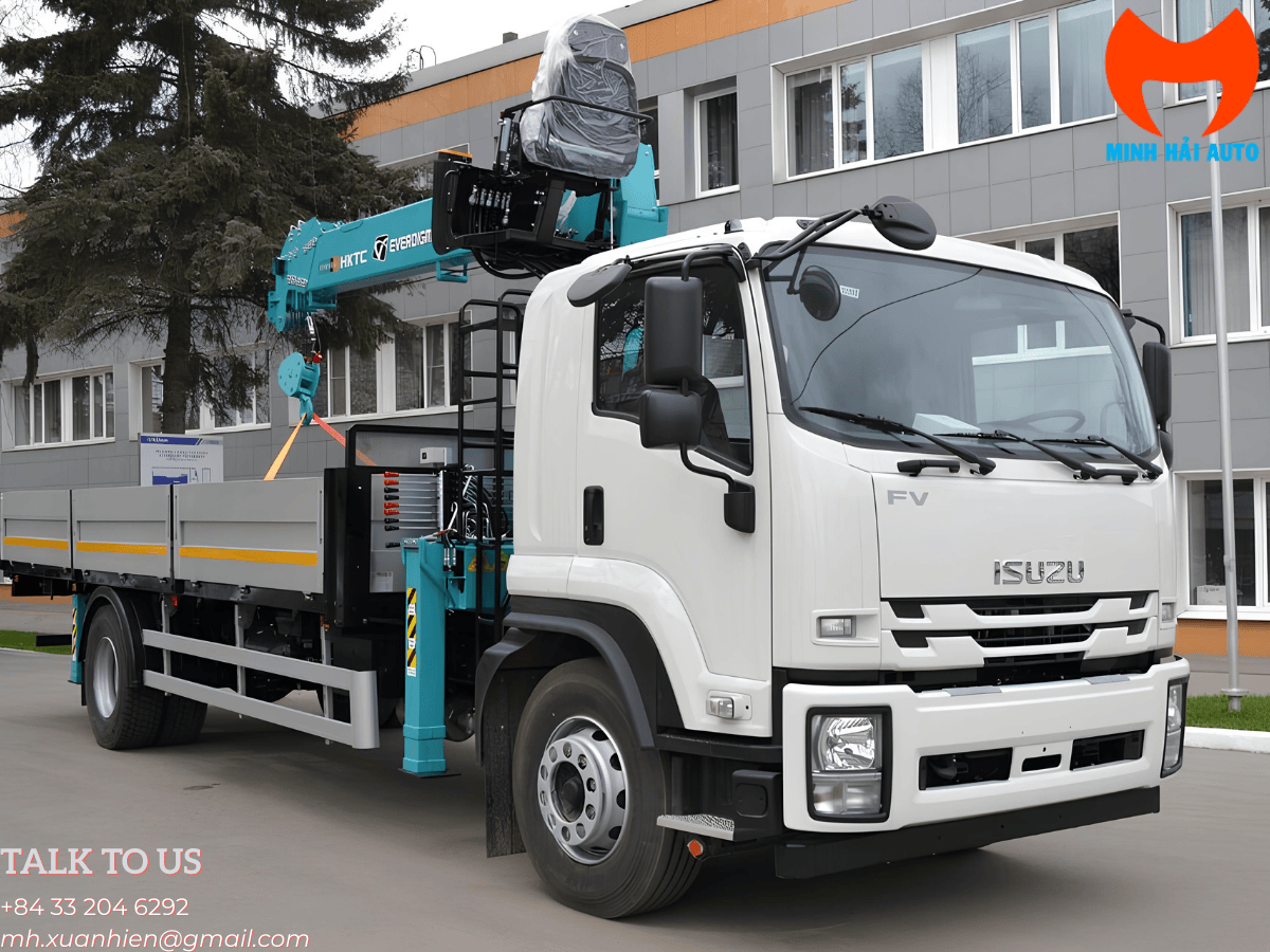 Xe tải Isuzu FV màu trắng gắn cẩu tự hành 6 tấn Hyundai Everdigm HLC-7016.