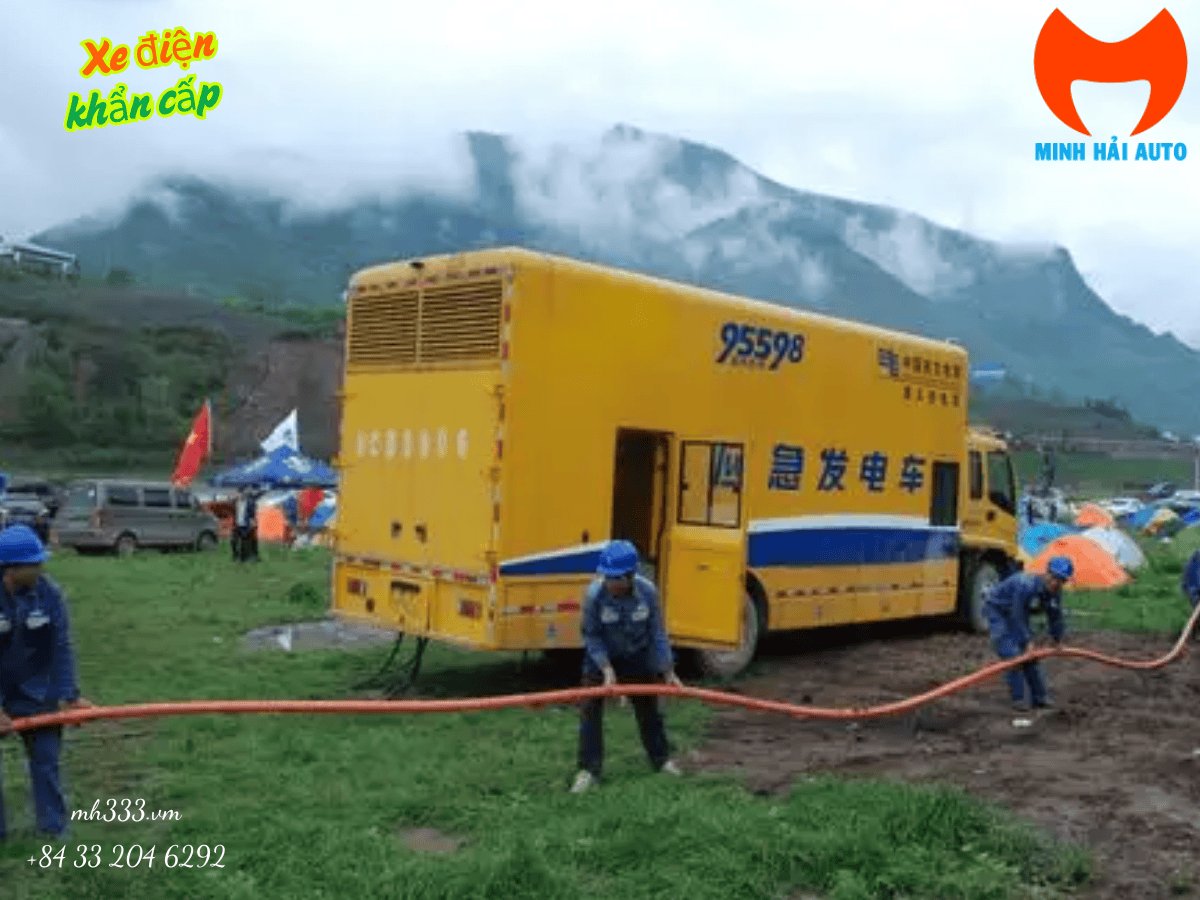 Xe tải phát điện đang cấp điện cho một trung tâm chỉ huy dã chiến.