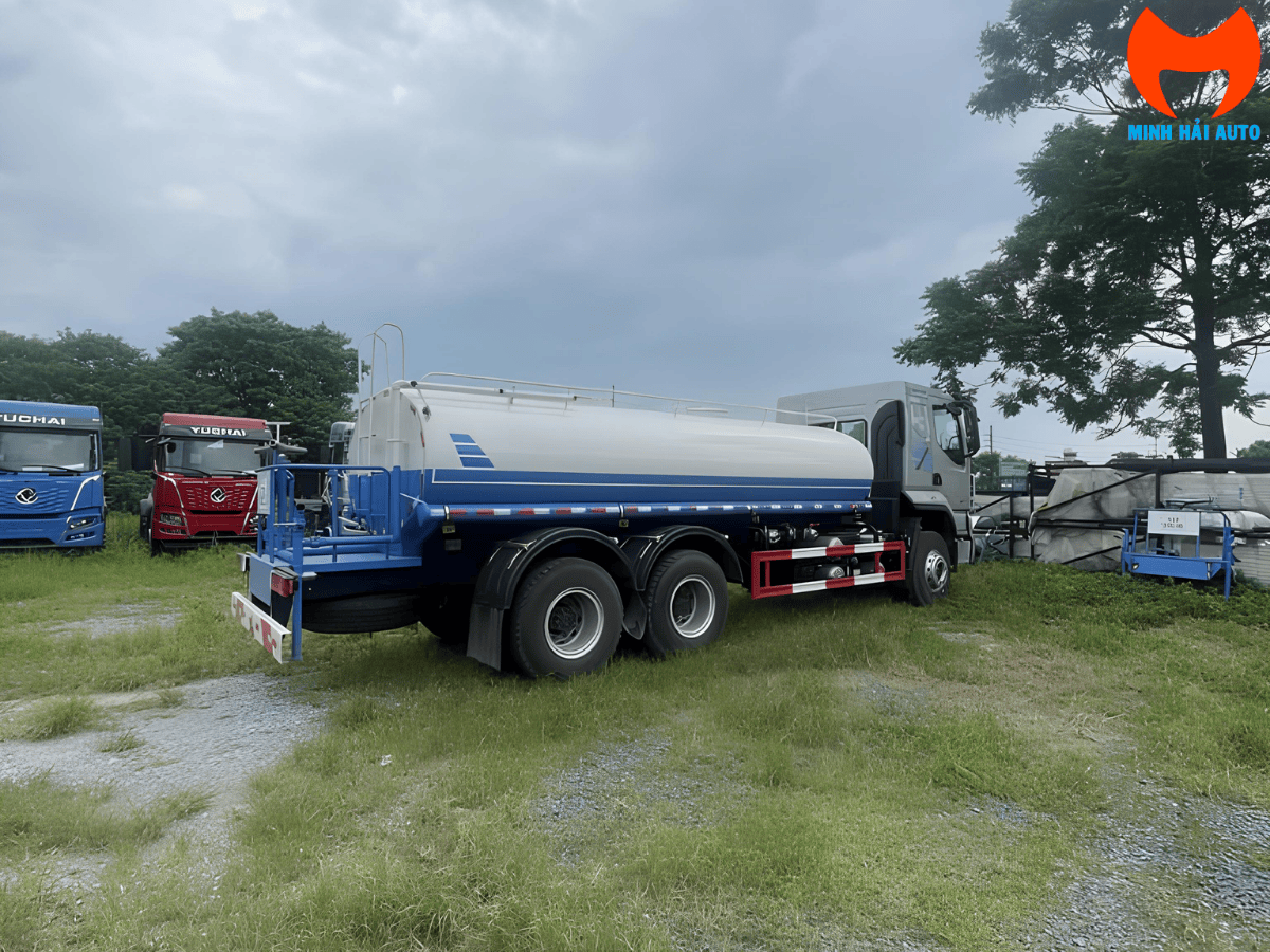 Xe téc 13 khối Chenglong H5 đang thực hiện nhiệm vụ phun nước rửa đường từ các bép phun phía trước.