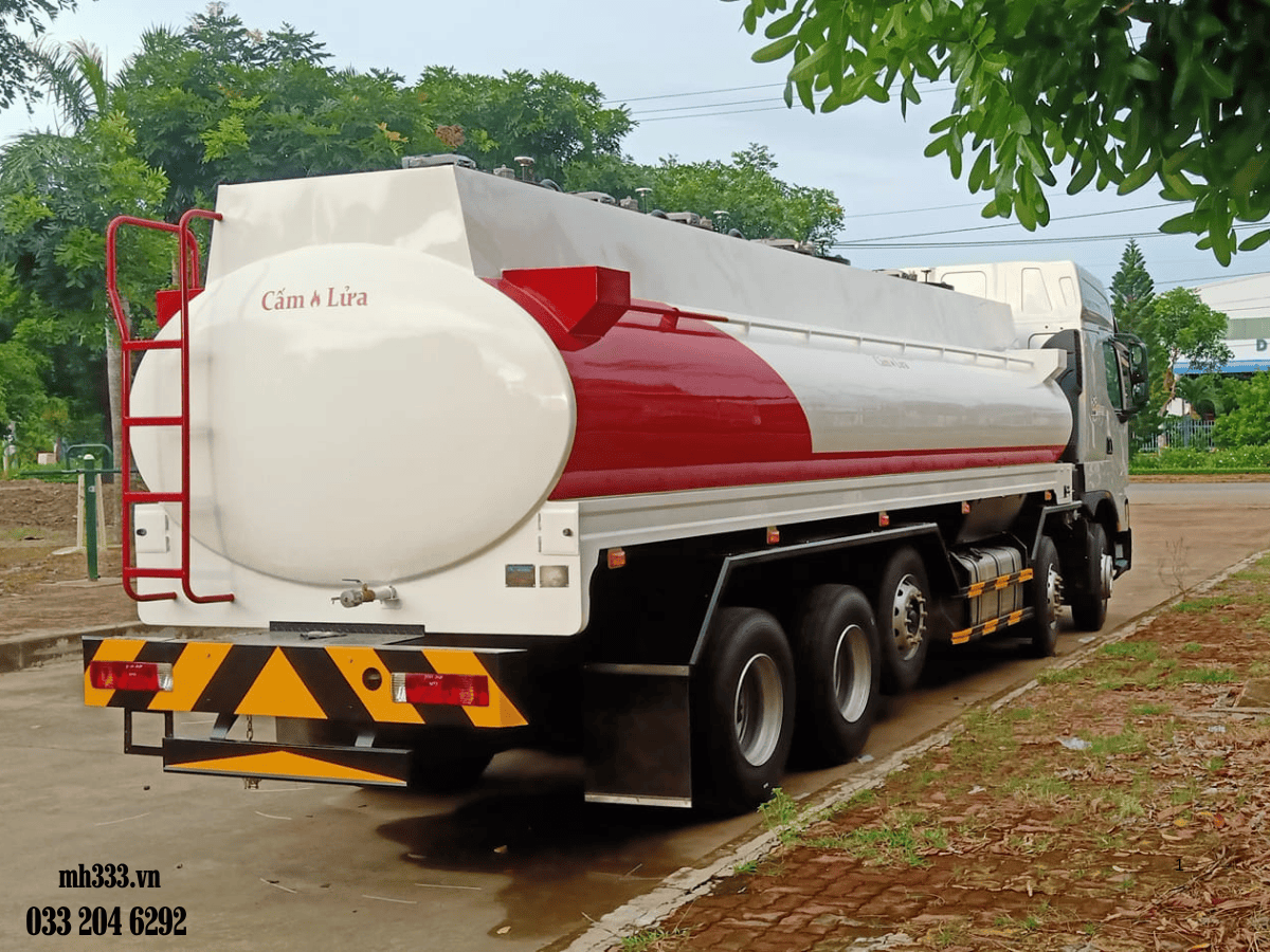 Xe téc chở xăng dầu 26 khối Chenglong đang tiếp nhiên liệu tại một công trình lớn.