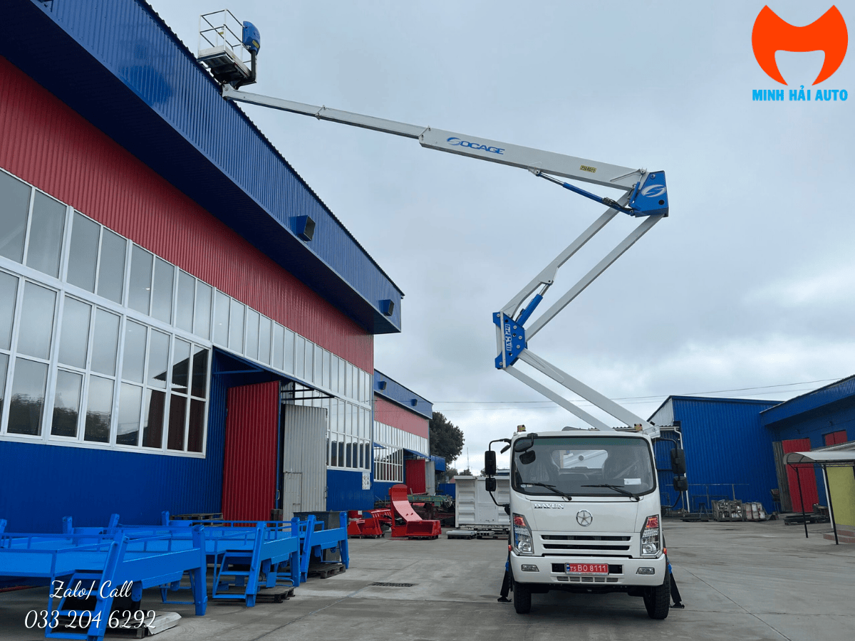 Xe thang nâng người 24m Isuzu-Socage đang thực hiện công tác sửa chữa điện trên cao an toàn.