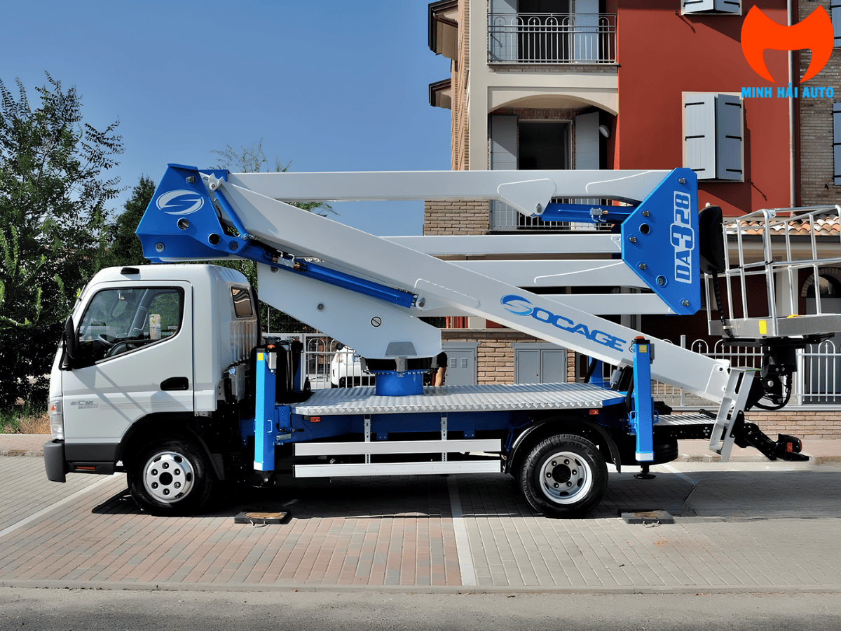 Xe thang nâng người 28m Isuzu Socage đang hỗ trợ công nhân điện lực tiếp cận đường dây điện trên cao một cách an toàn và hiệu quả.