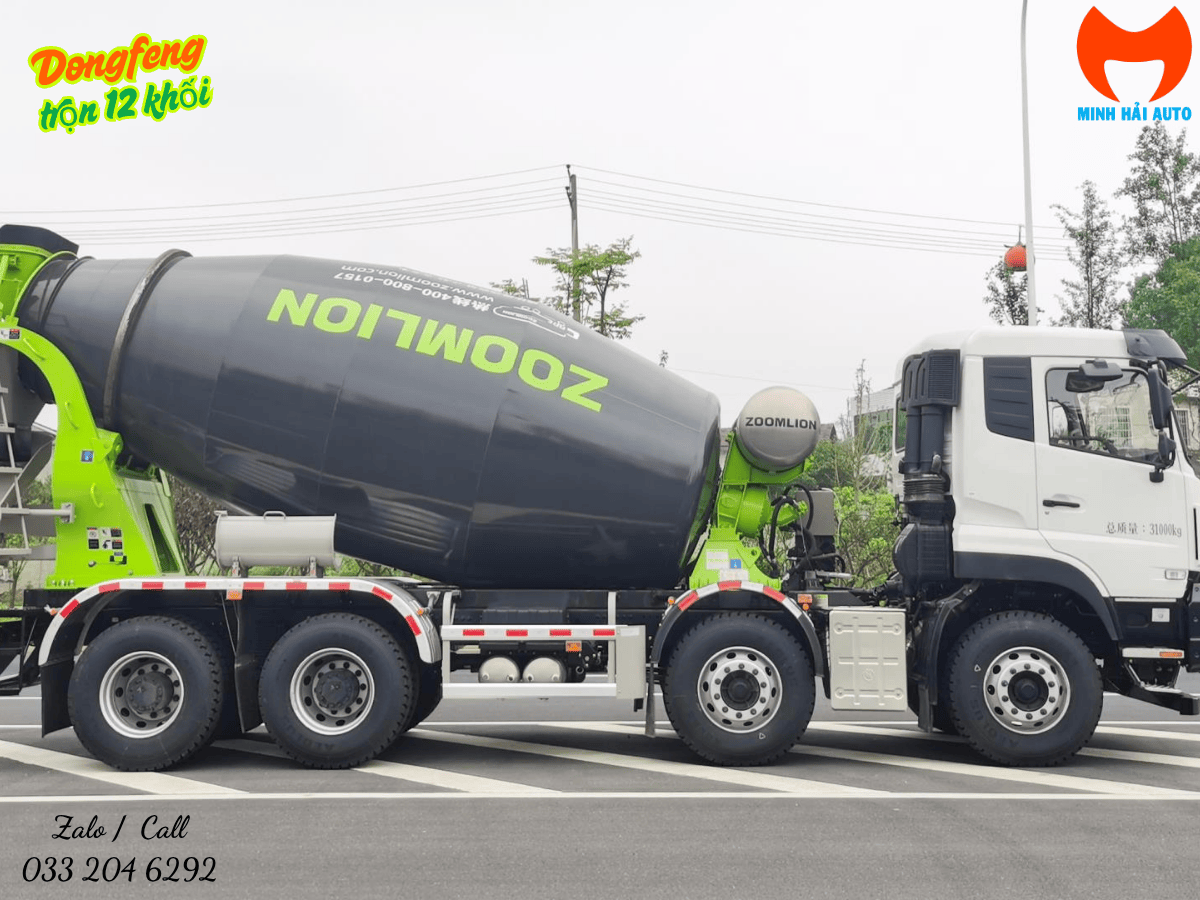 Xe trộn bê tông Dongfeng 12 khối đang làm việc tại công trường.