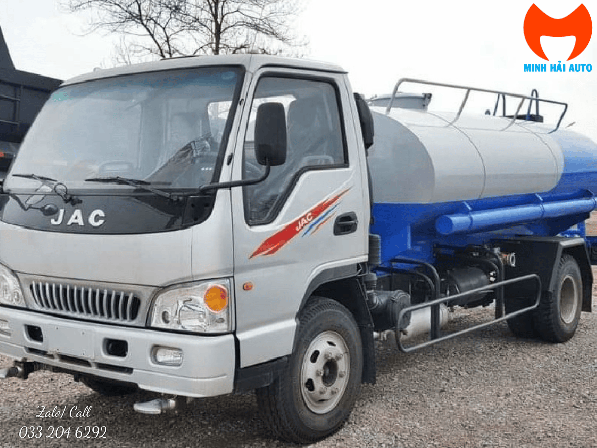 Xe xi téc tưới cây JAC 5 khối nhỏ gọn đang di chuyển trên đường phố Hà Nội, phù hợp cho đô thị.