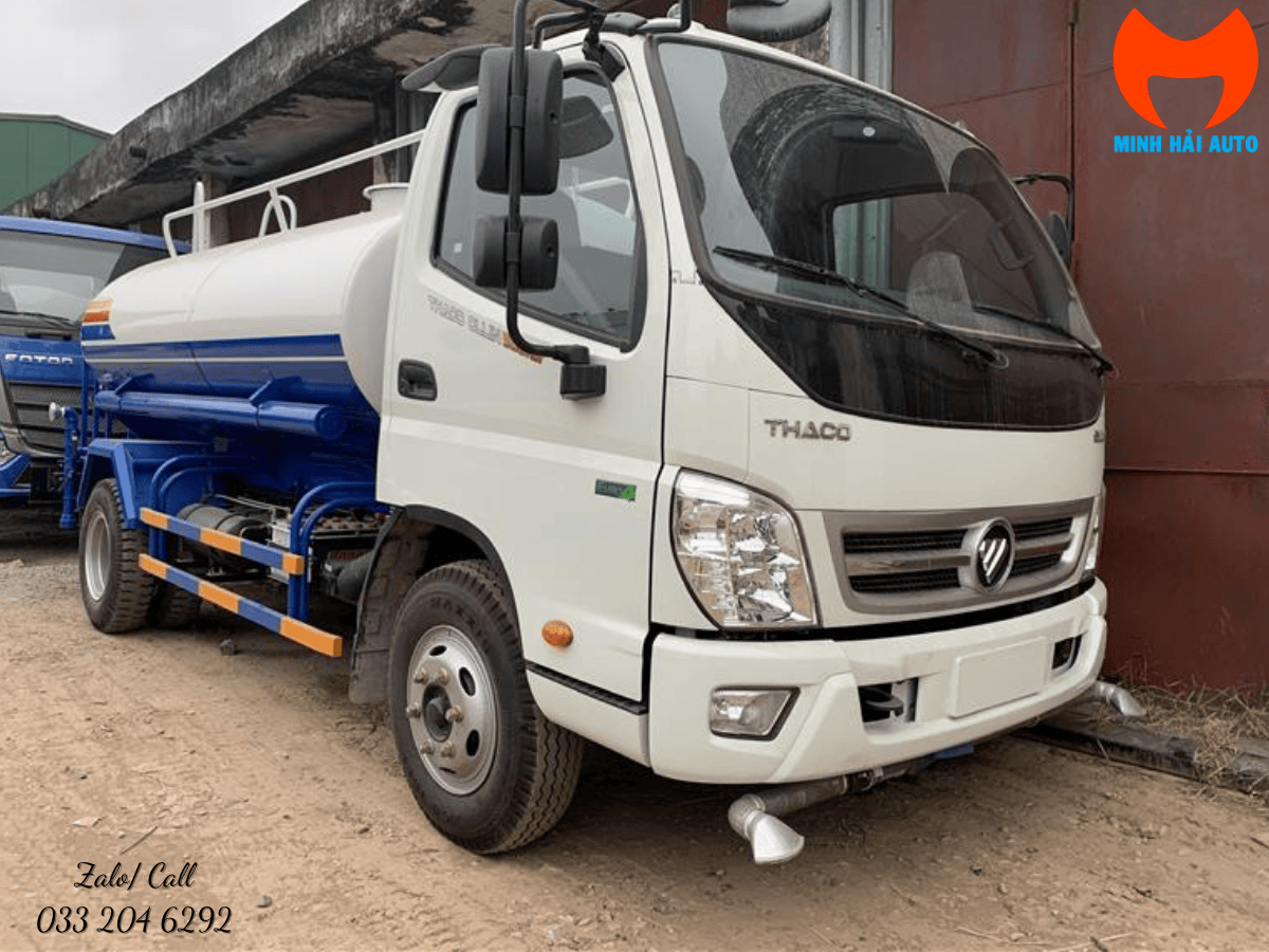 Xe xi téc tưới cây Thaco Ollin 5 khối nhỏ gọn đang di chuyển trên đường phố Hà Nội, phù hợp cho đô thị.