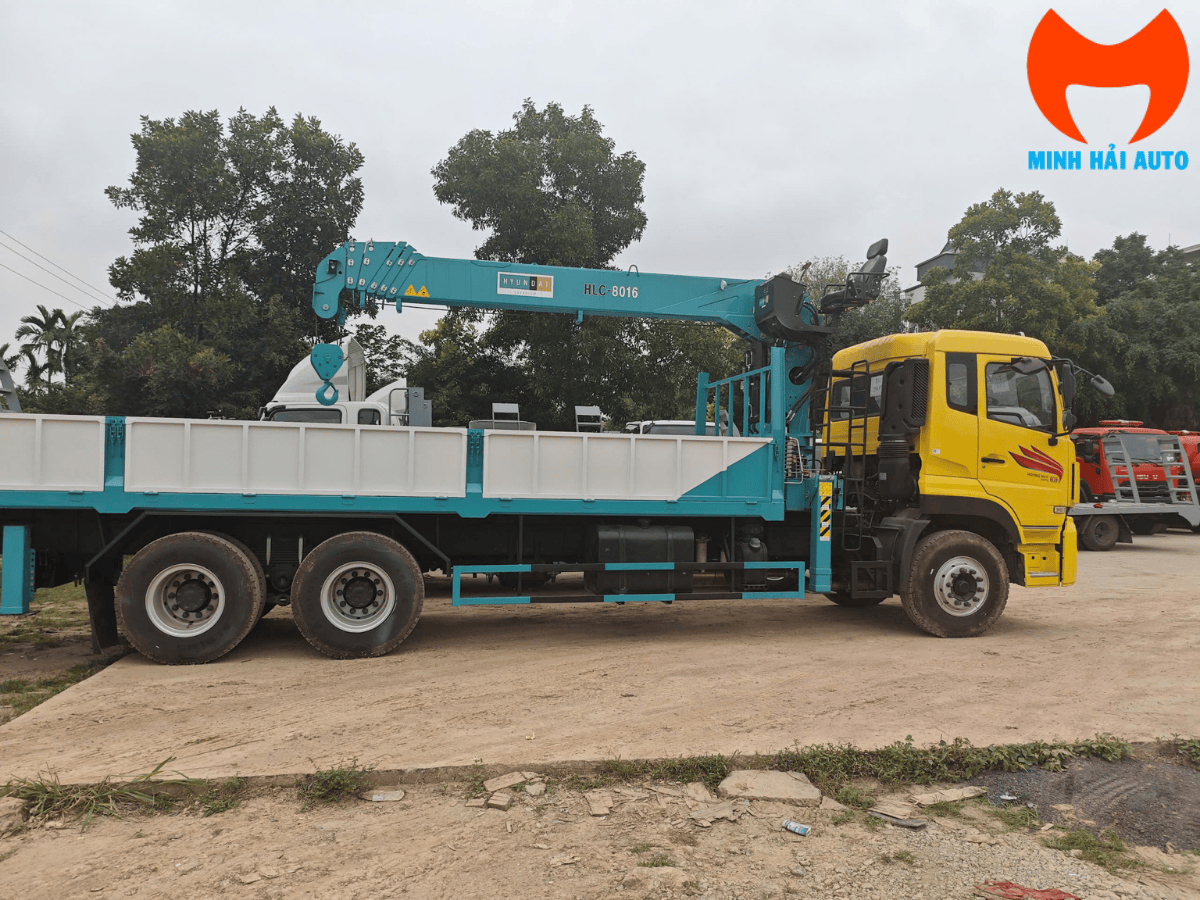 Xe tải Dongfeng 24 tấn gắn cẩu 8 tấn Hyundai Everdigm 6 khúc tại bãi xe
