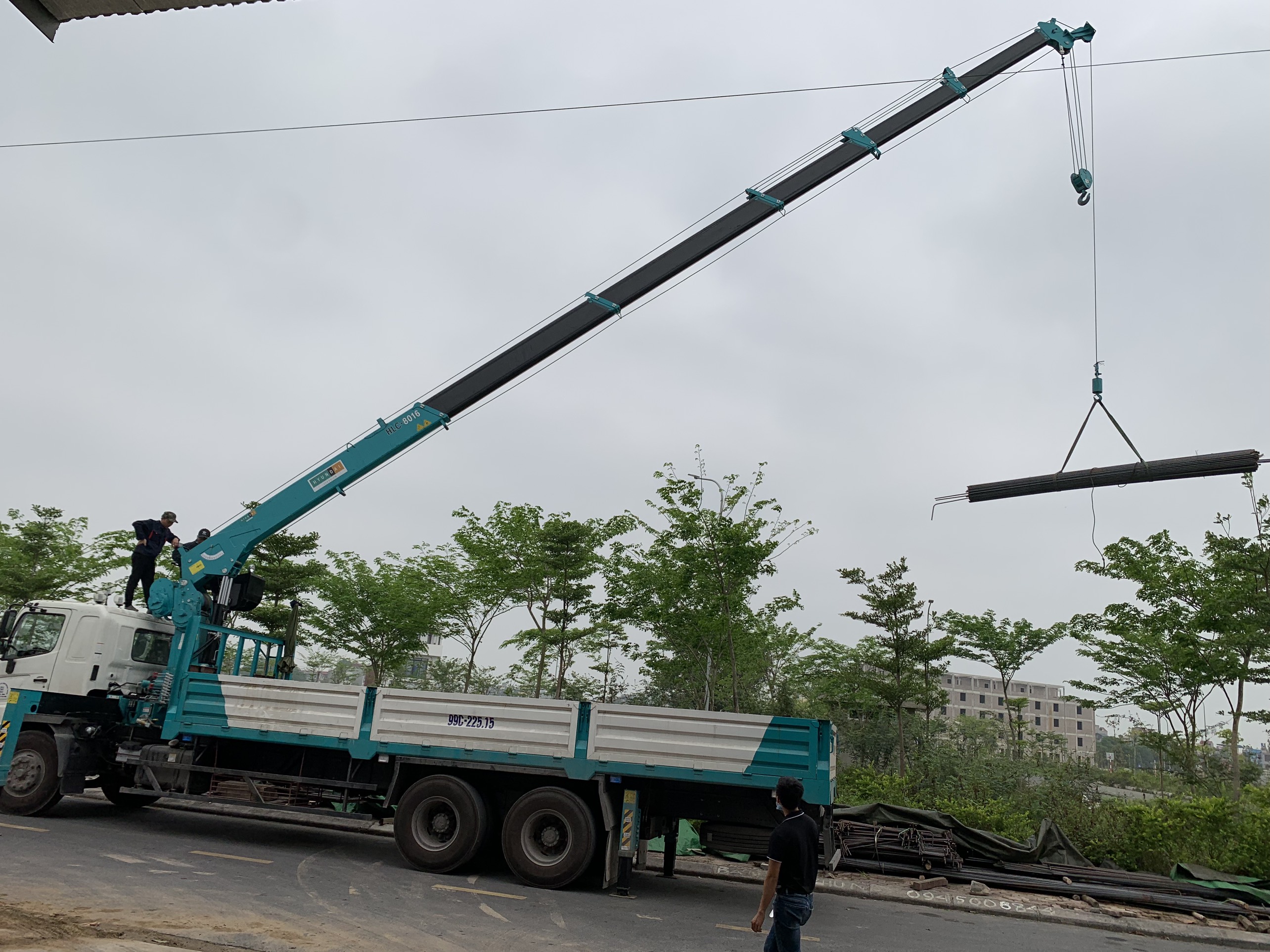 Cẩu Tự Hành Hyundai Everdigm 7 Tấn đang cẩu vật tư