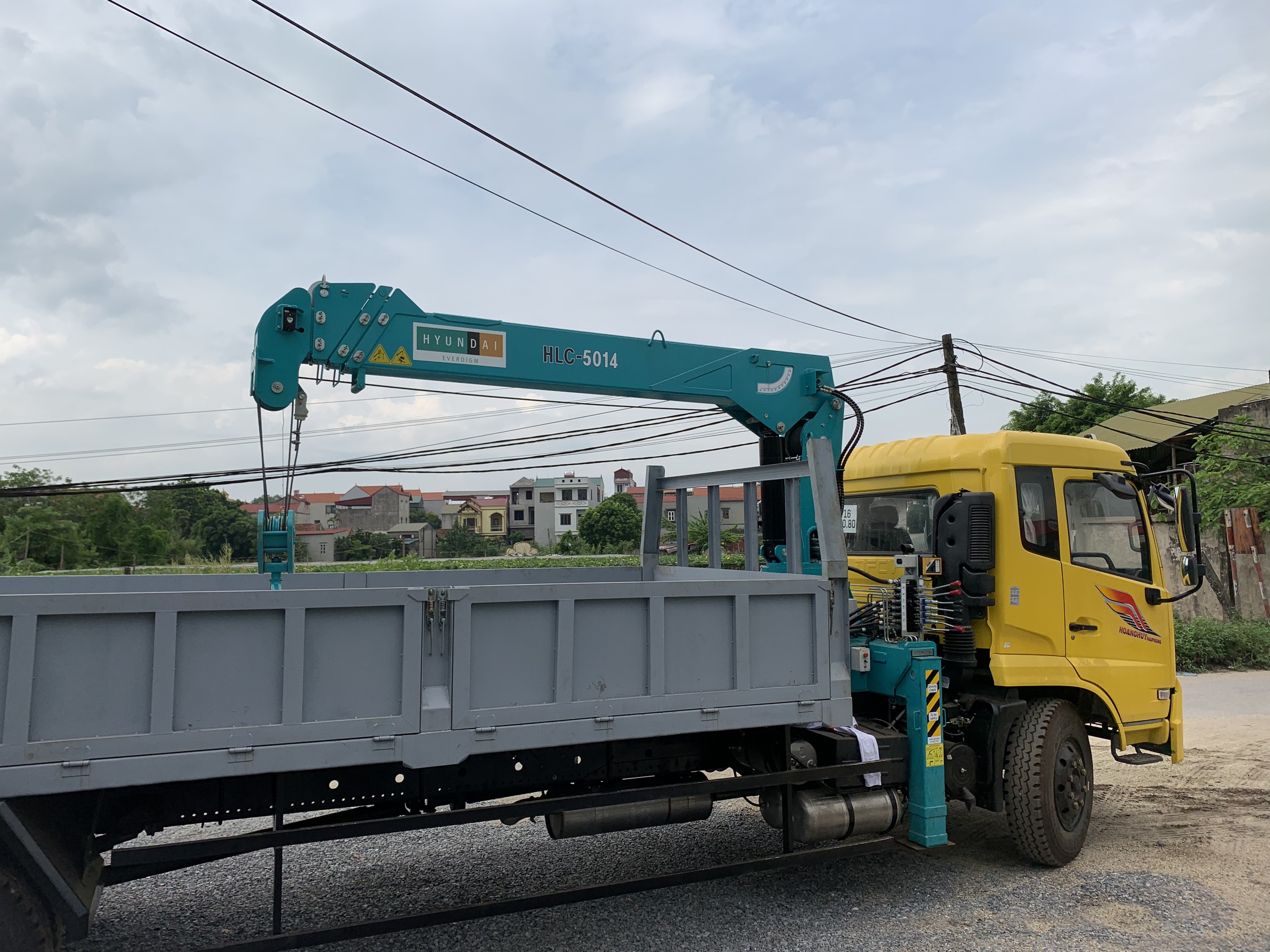 cải tạo xe dongfeng nước thành xe tải gắn cẩu