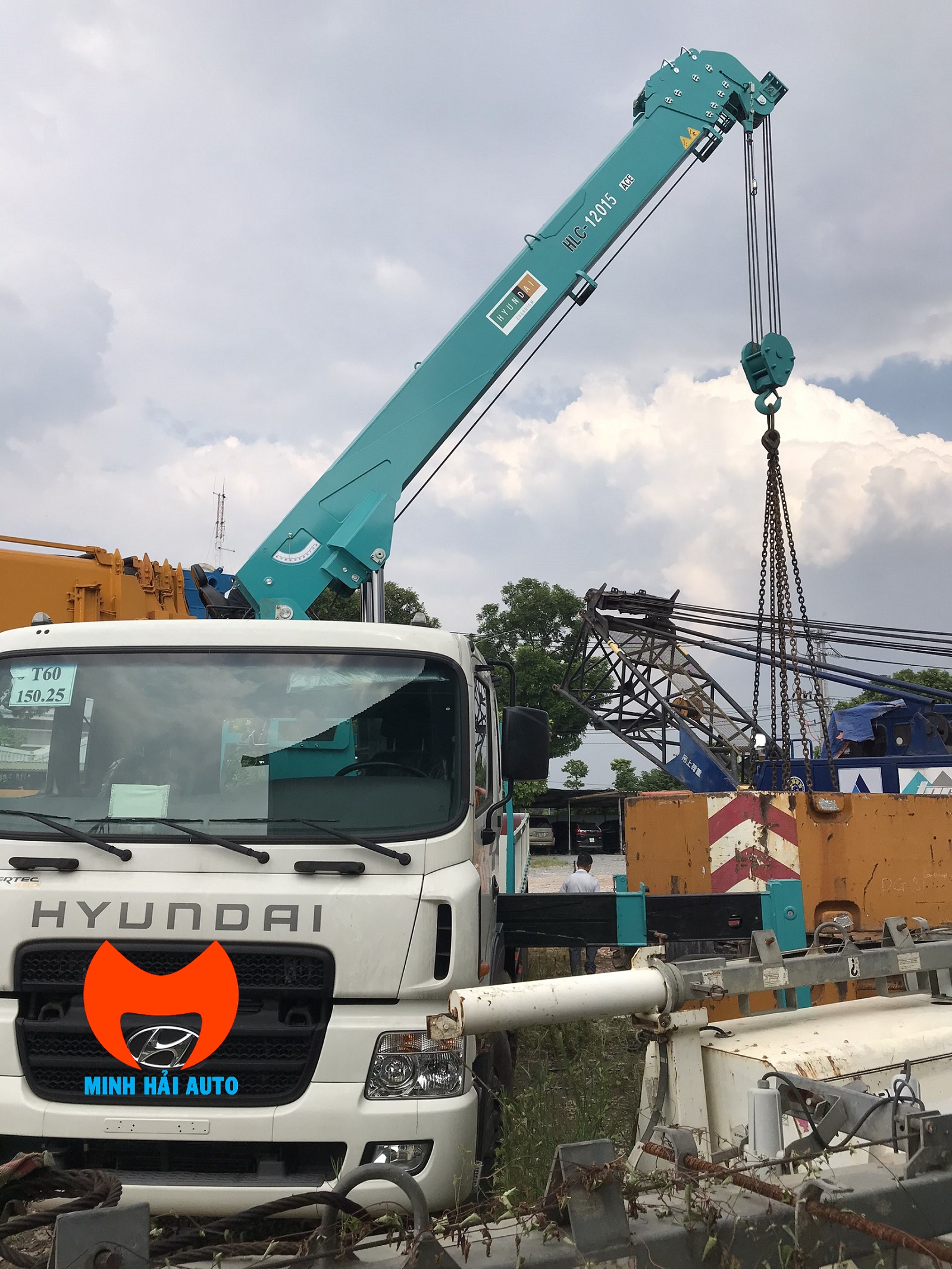 Xe Cẩu Hyundai HD320 4 Chân gắn cẩu 15 tấn cẩu hàng tại cảng