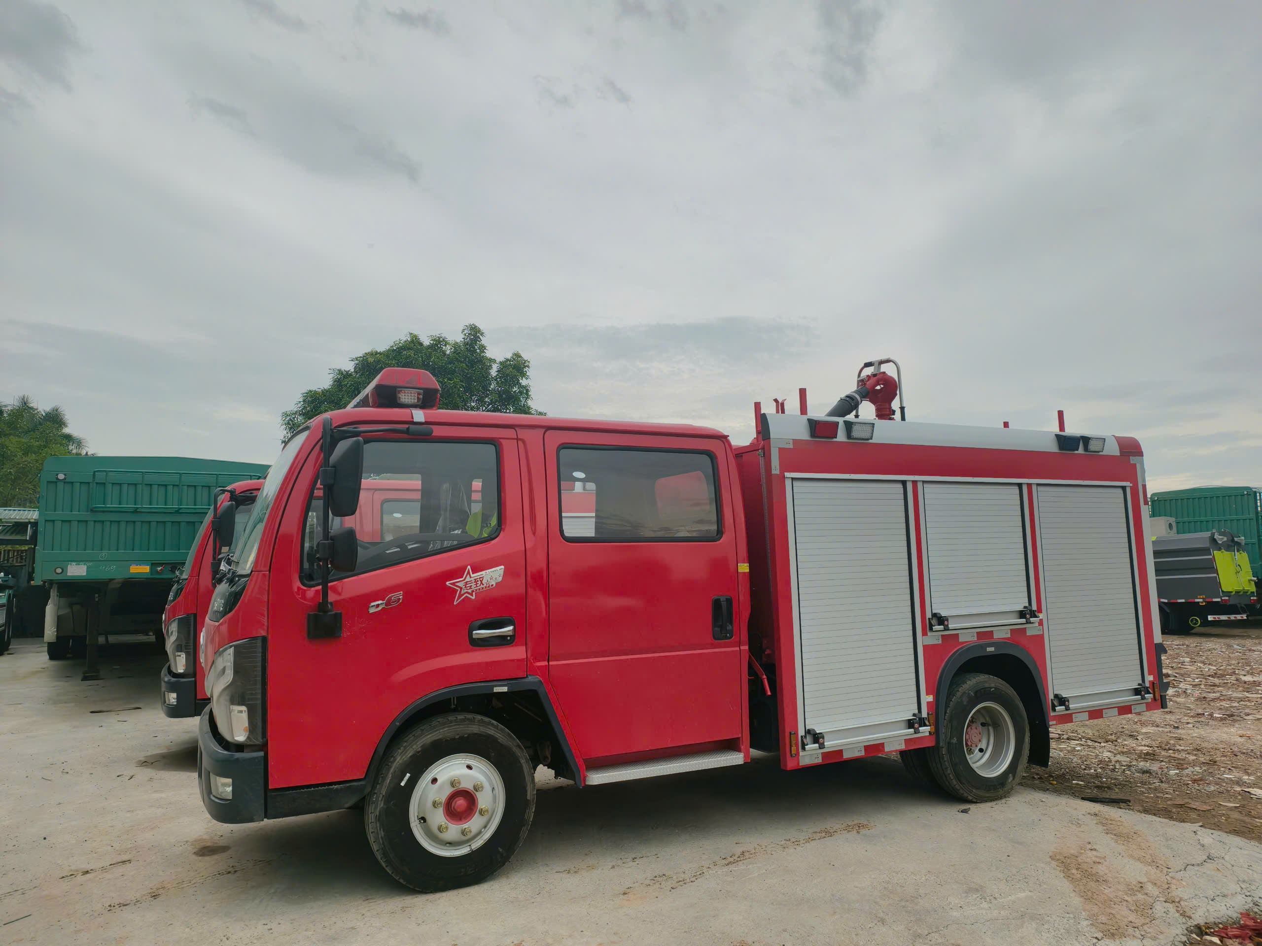 Xe cứu hỏa Dongfeng 2.3 khối màu đỏ đậu ngoài trời