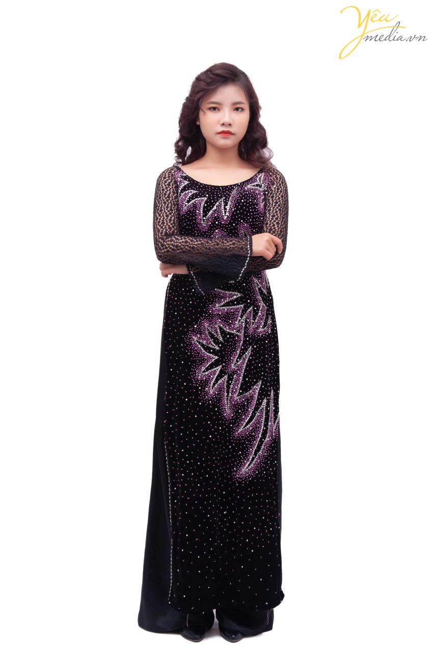 Bộ áo dài 66 với màu sắc chủ đạo là nền đen, đính kim tuyến rực rỡ và sang trọng trên thân áo và tà áo - là lựa chọn của những người phụ nữ trung niên, lớn tuổi - vừa khoe được vẻ kiều diễm, vừa lột tả được sự sang trọng cho người mặc.