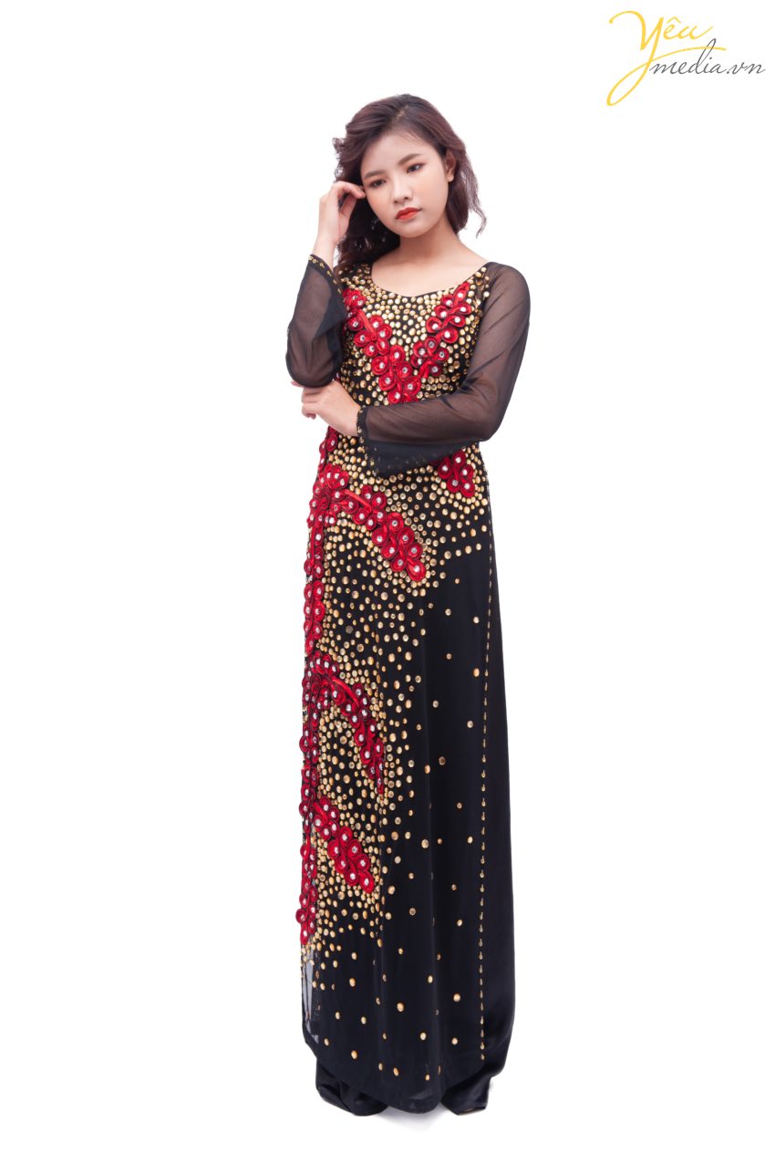 Bộ áo dài 67 mang phong cách đột phá về màu sắc với sự xen lẫn của hồng rực rỡ và vàng kim sa sang trọng - điểm xuyết trên nền màu đen ấn tượng và trang nhã, sẽ giúp tôn vinh vẻ đẹp của người phụ nữ khi mặc lên mình. Đây là một trong những mẫu áo dài được các mẹ cô dâu - mẹ chú rể ưa thích lựa chọn nhất - trong ngày cưới hoặc ăn hỏi của con mình.