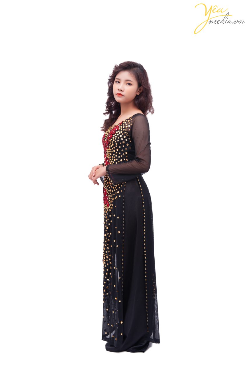 Bộ áo dài 67 mang phong cách đột phá về màu sắc với sự xen lẫn của hồng rực rỡ và vàng kim sa sang trọng - điểm xuyết trên nền màu đen ấn tượng và trang nhã, sẽ giúp tôn vinh vẻ đẹp của người phụ nữ khi mặc lên mình. Đây là một trong những mẫu áo dài được các mẹ cô dâu - mẹ chú rể ưa thích lựa chọn nhất - trong ngày cưới hoặc ăn hỏi của con mình.