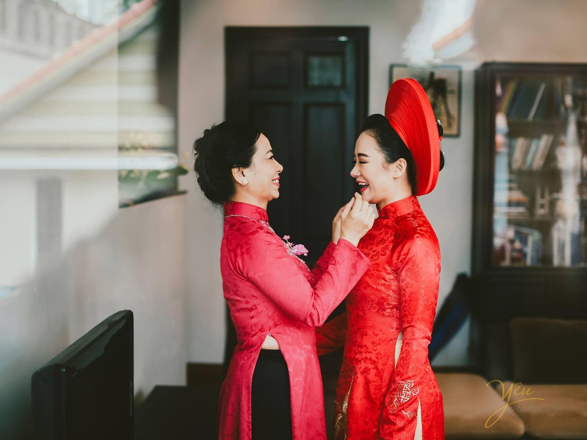 ảnh phóng sự cưới tại nhà cô dâu trước giờ đón dâu mẹ hỏi han con gái