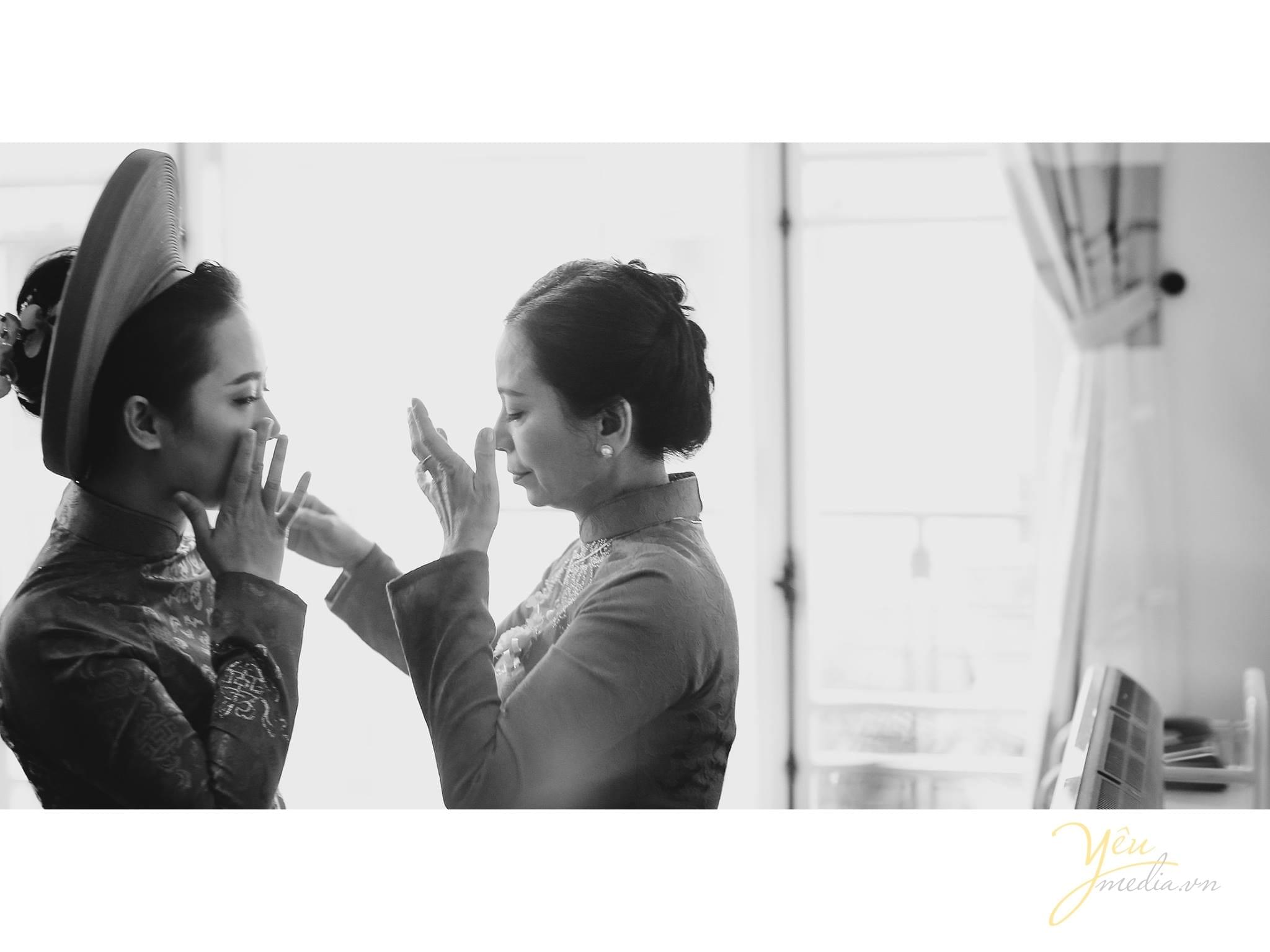 mẹ và con gái lau nước mắt trước giờ đón dâu
