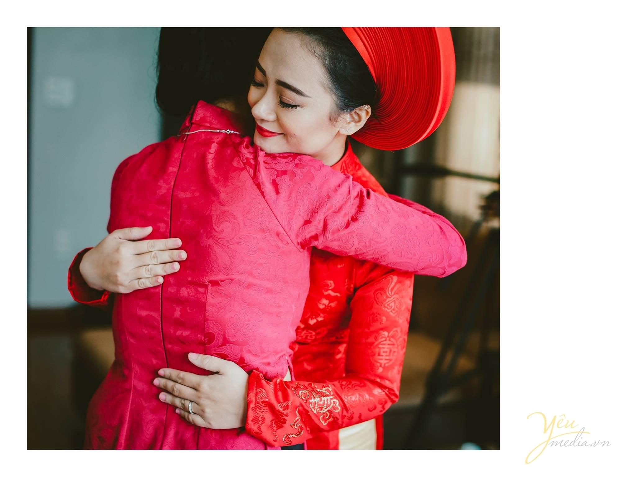mẹ ôm con gái trước khi lên xe hoa về nhà chồng