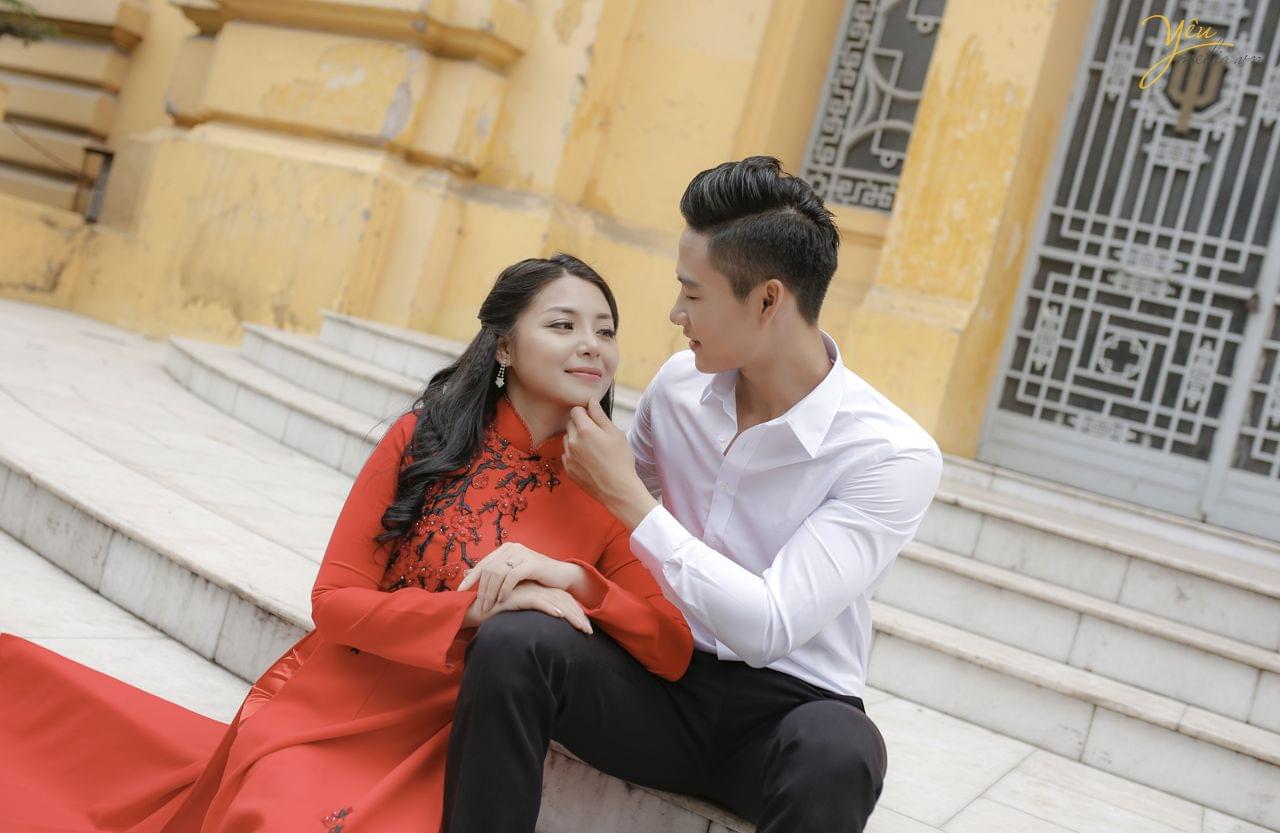 chú rể cô dâu nhìn nhau tình tứ