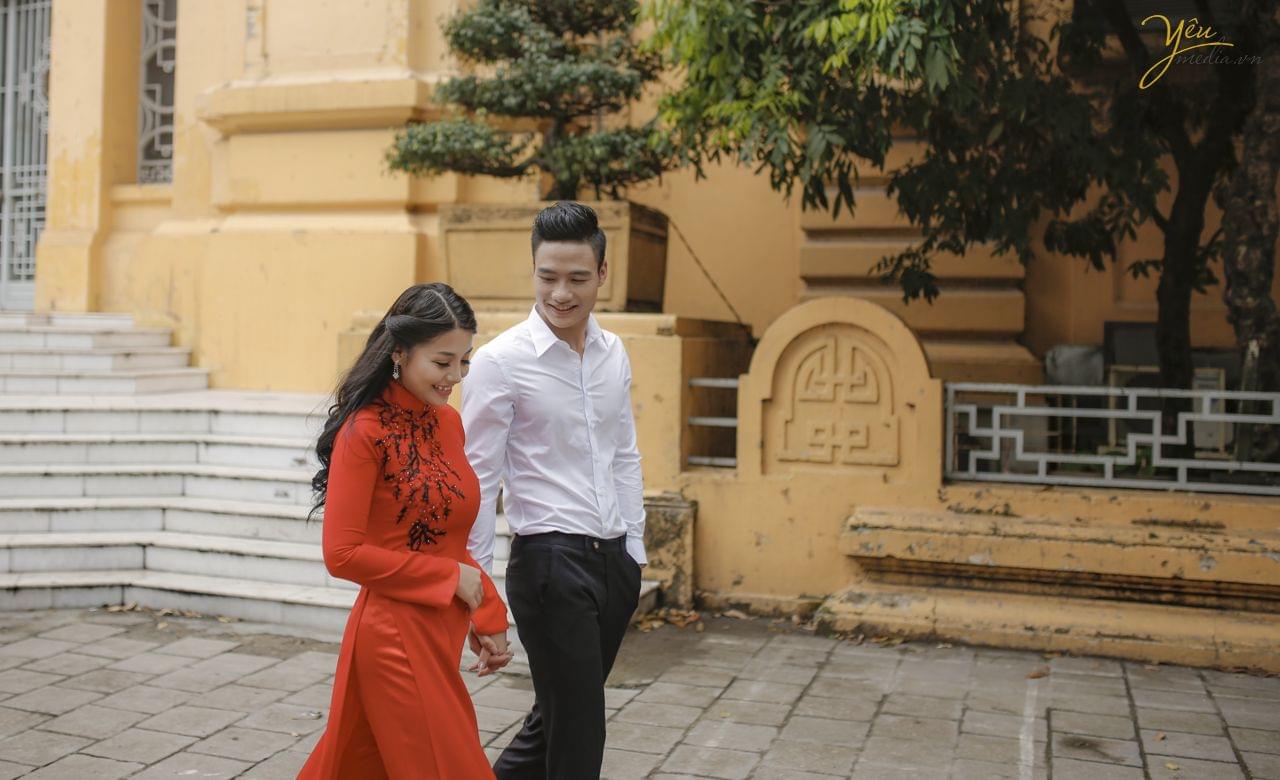 cô dâu chú rể nắm tay nhau tình tứ
