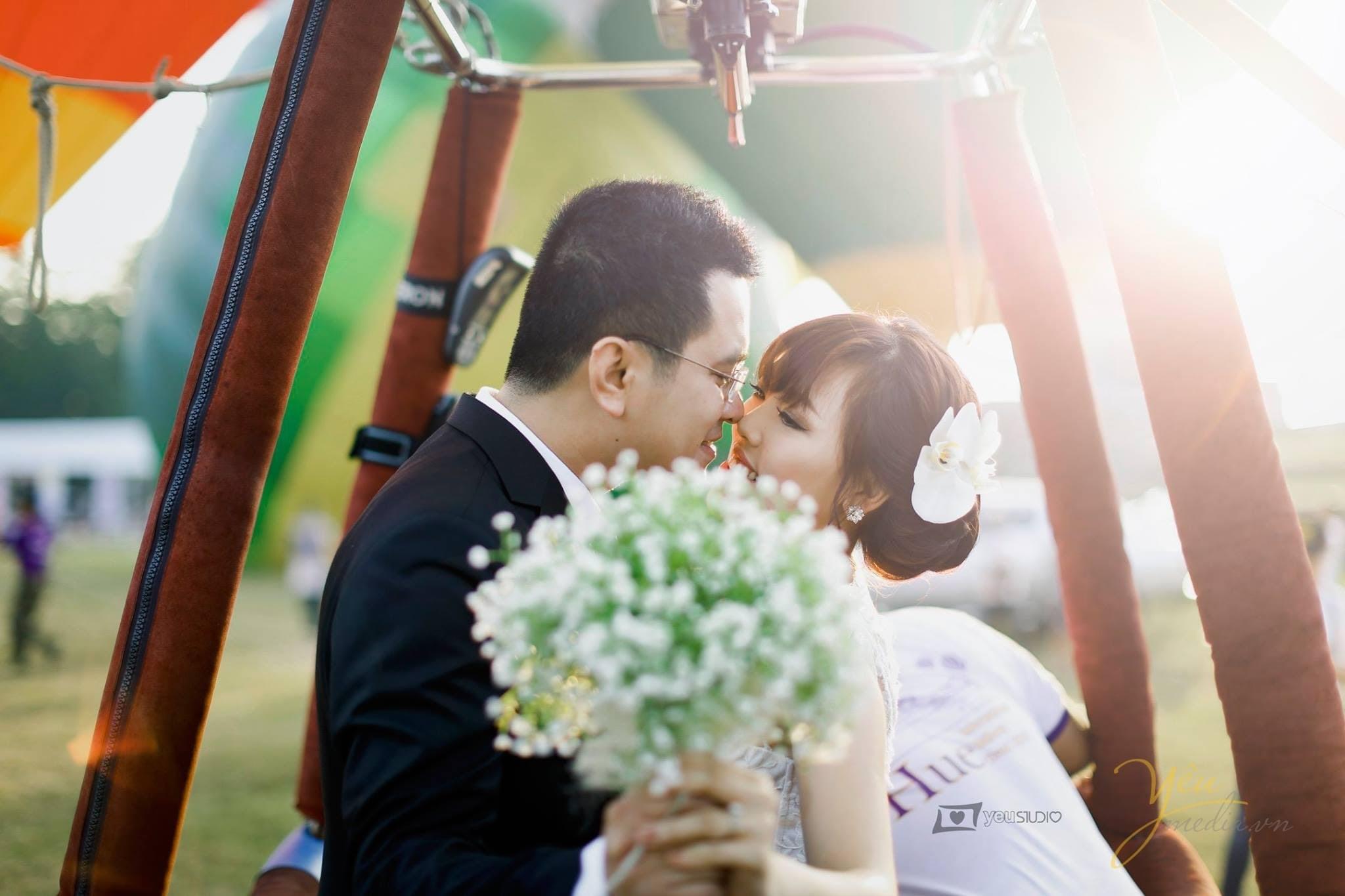 cô dâu chú rể tình tứ âu yếm nhau ghe sát môi