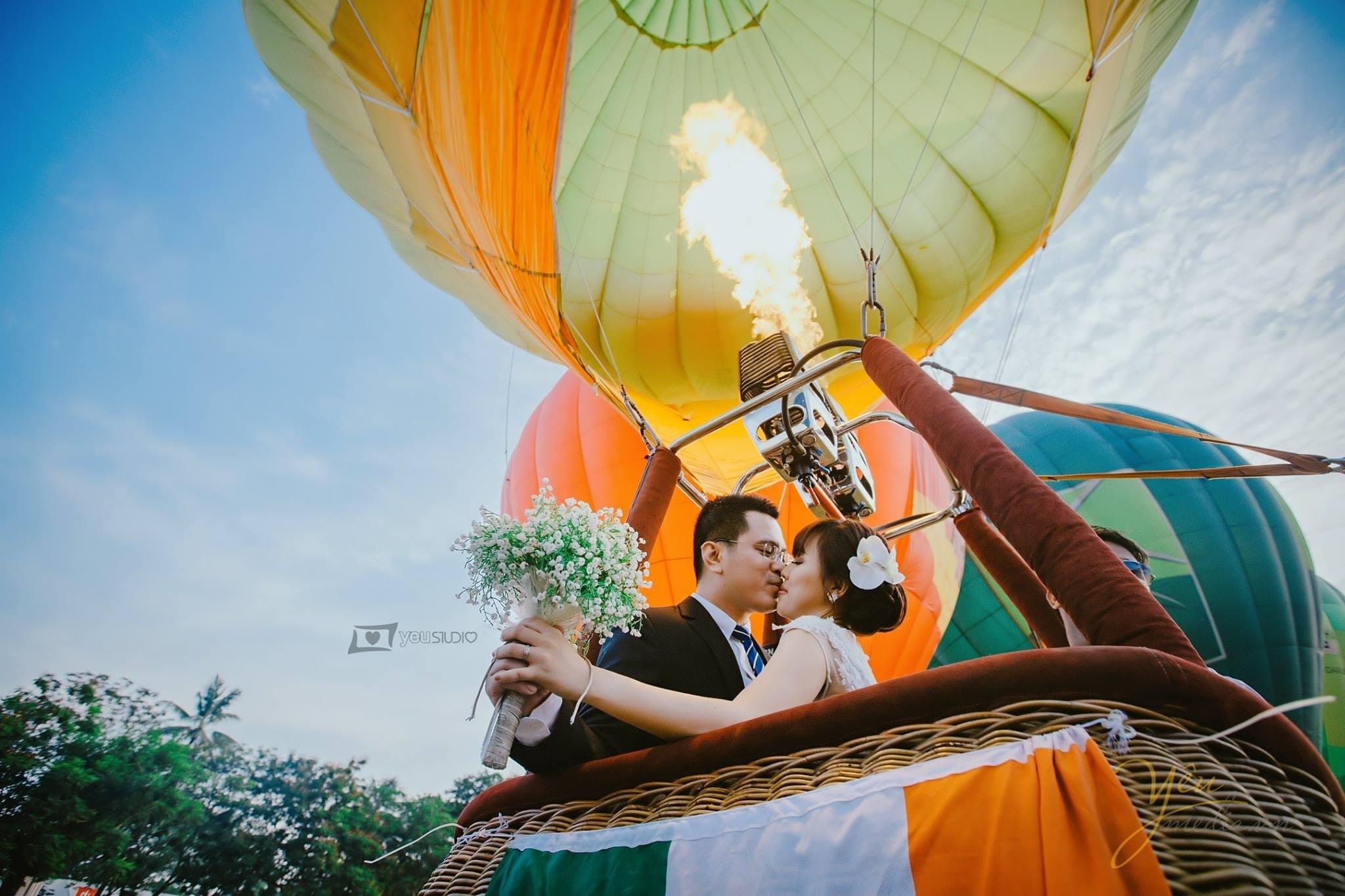 chú rể cô dâu hôn nhau trên khinh khí cầu